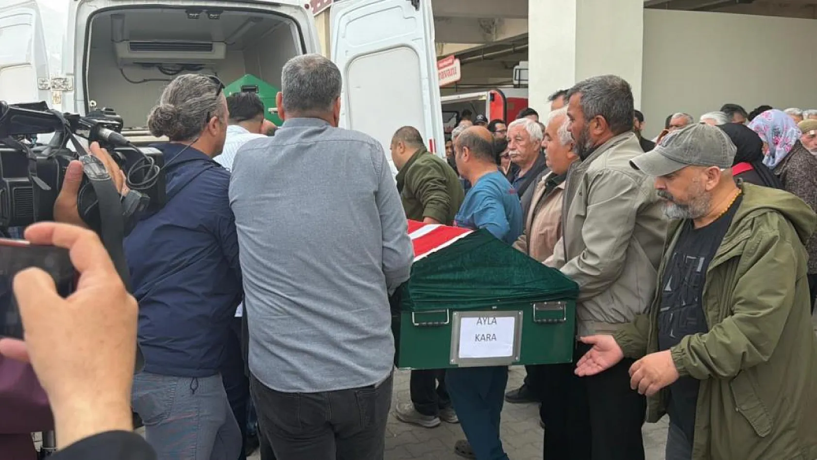 Ayla öğretmenin cenazesi yakınları tarafından hastane morgundan alındı