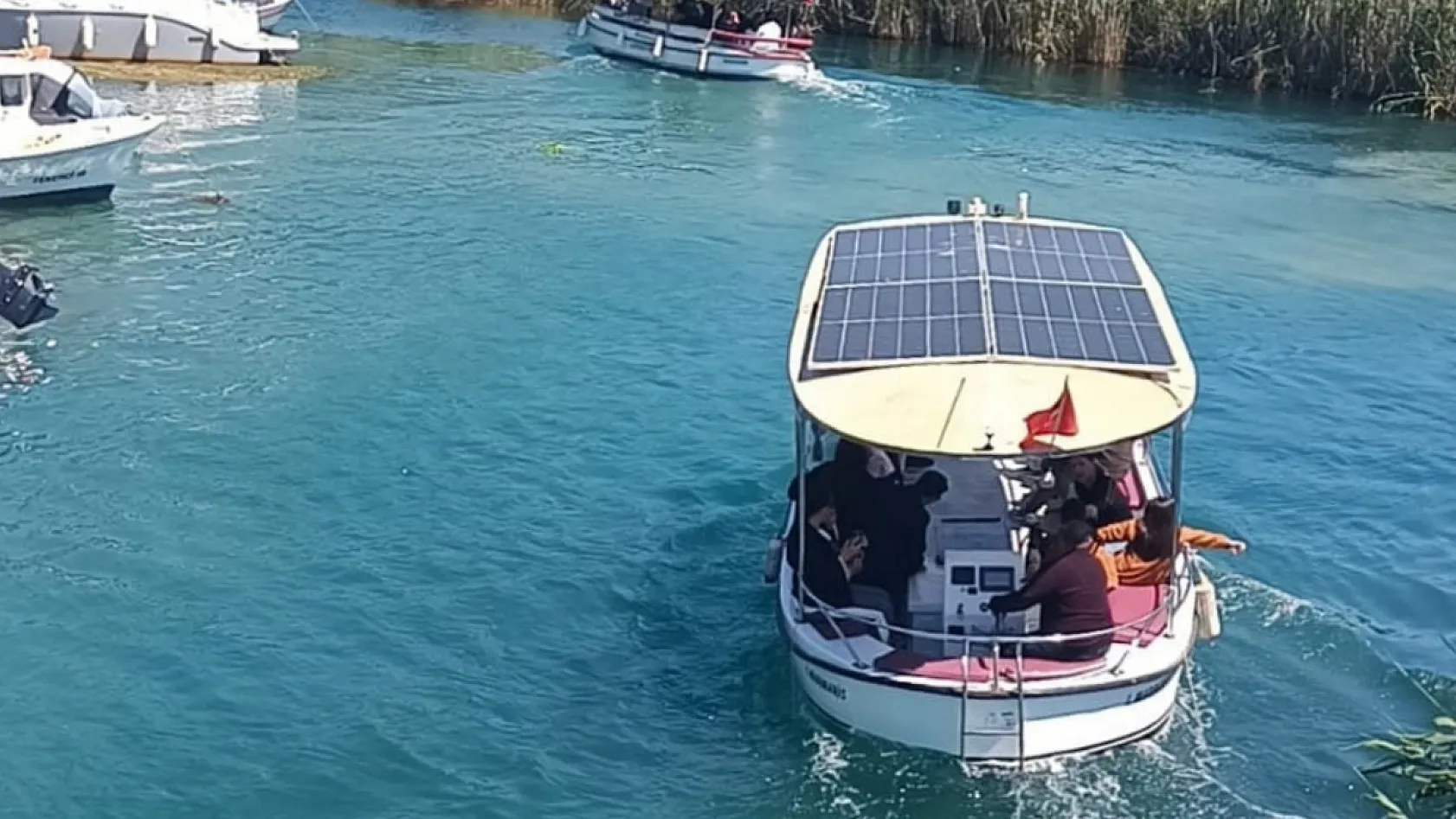 Azmak Nehri'nde tekne yoğunluğu