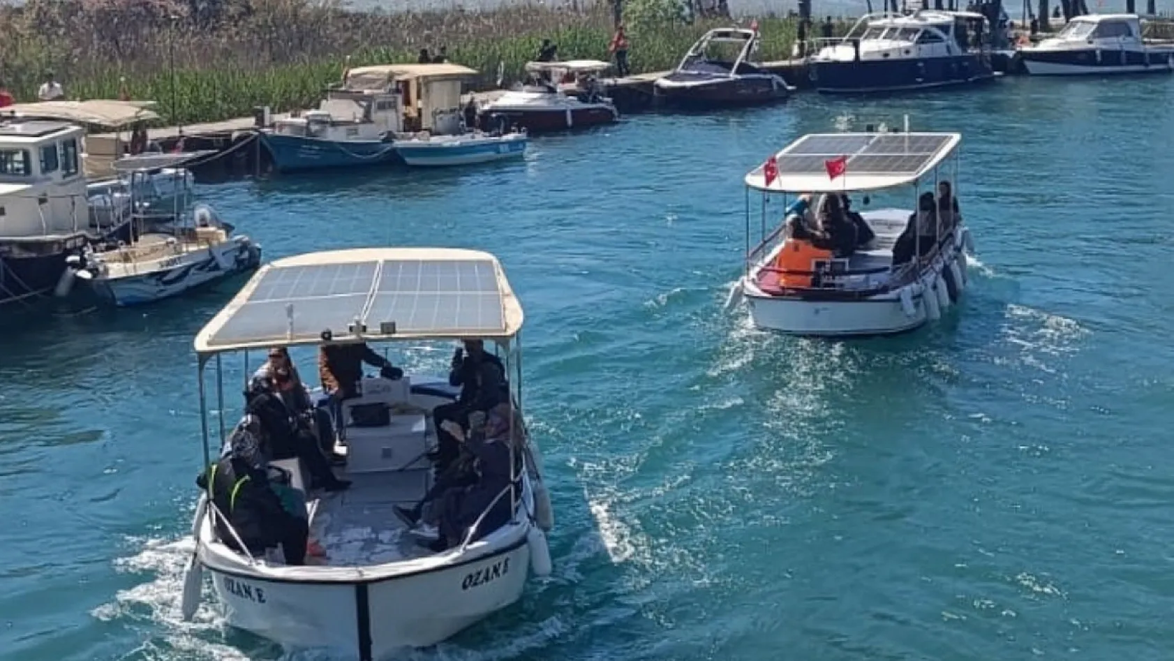 Azmak Nehri'nde tekne yoğunluğu