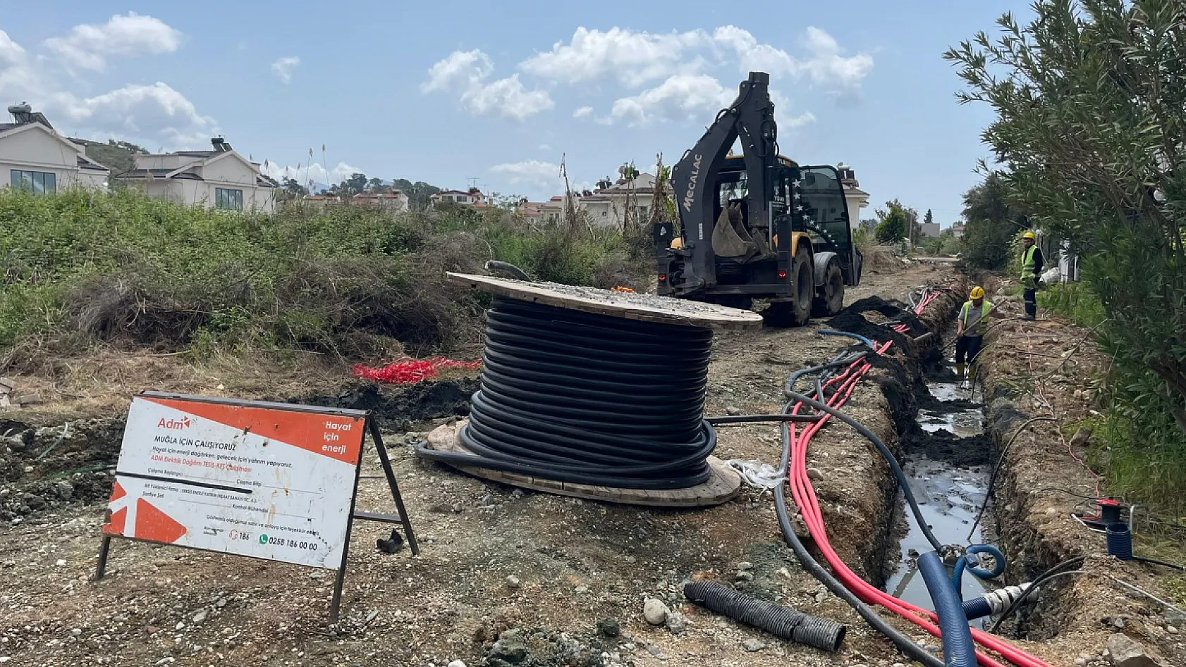 Fethiye Çiftlik Mahallesi'nde elektrik altyapı çalışması nedeniyle yol trafiğe kapatıldı