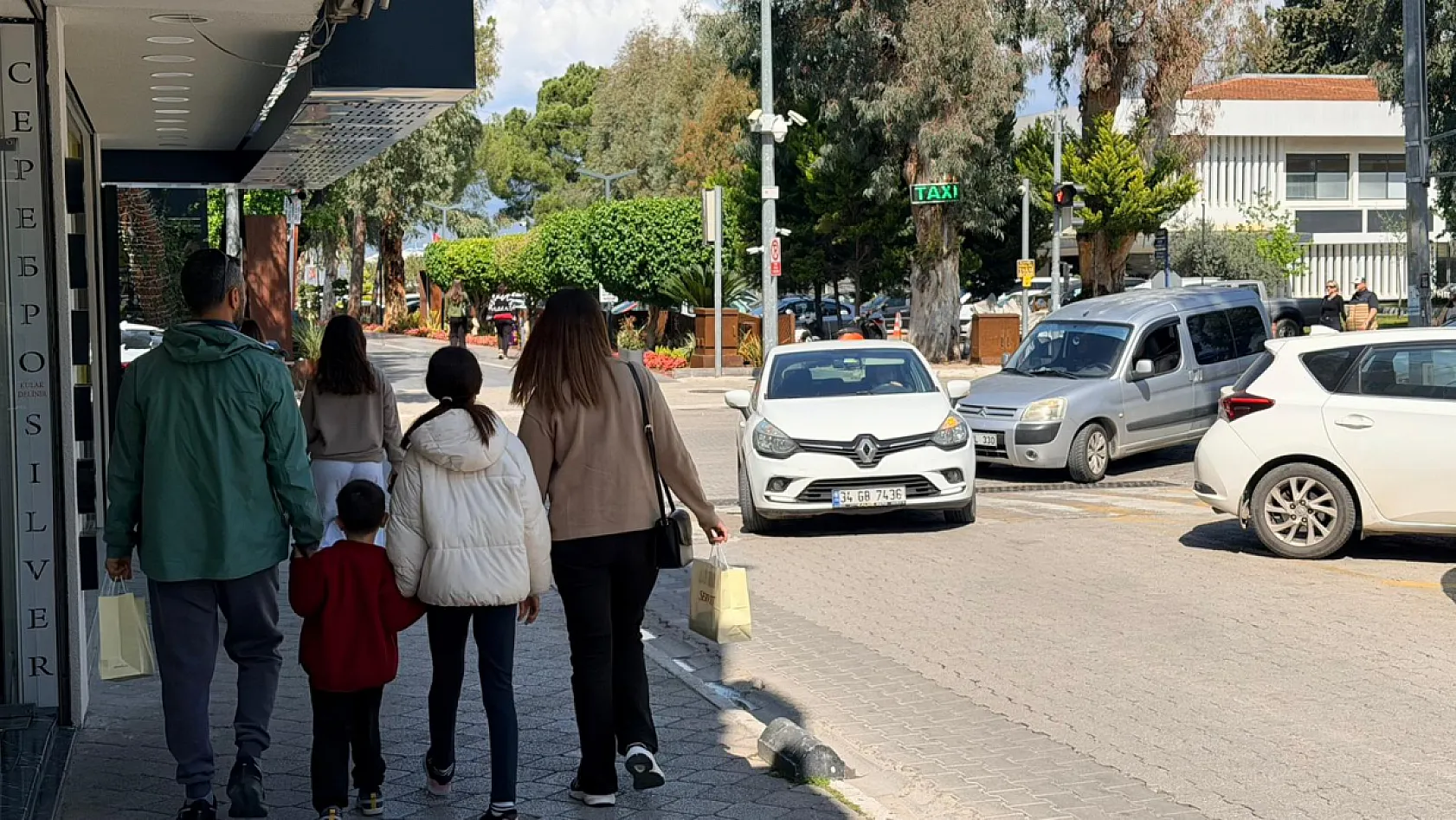 Fethiye'de Arefe Günü Yoğunluğu: Çarşıda Bayram Hareketliliği