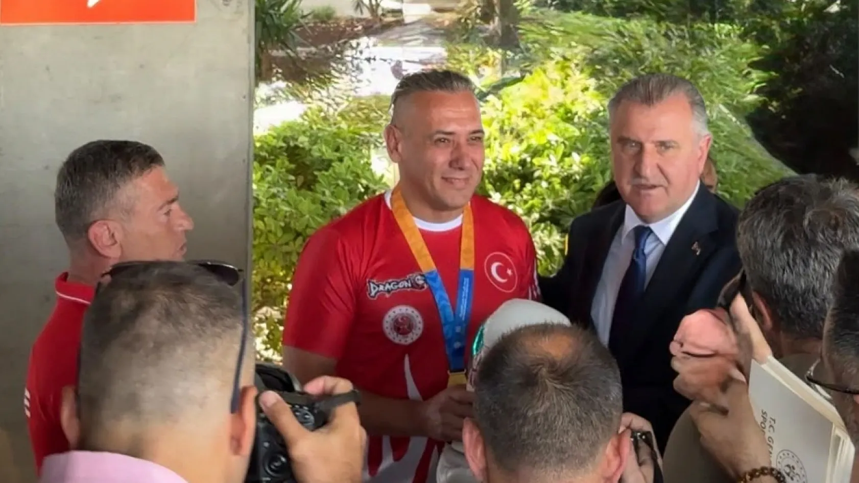 Bakan Bak'a Boks Eldiveni Hediye Etti