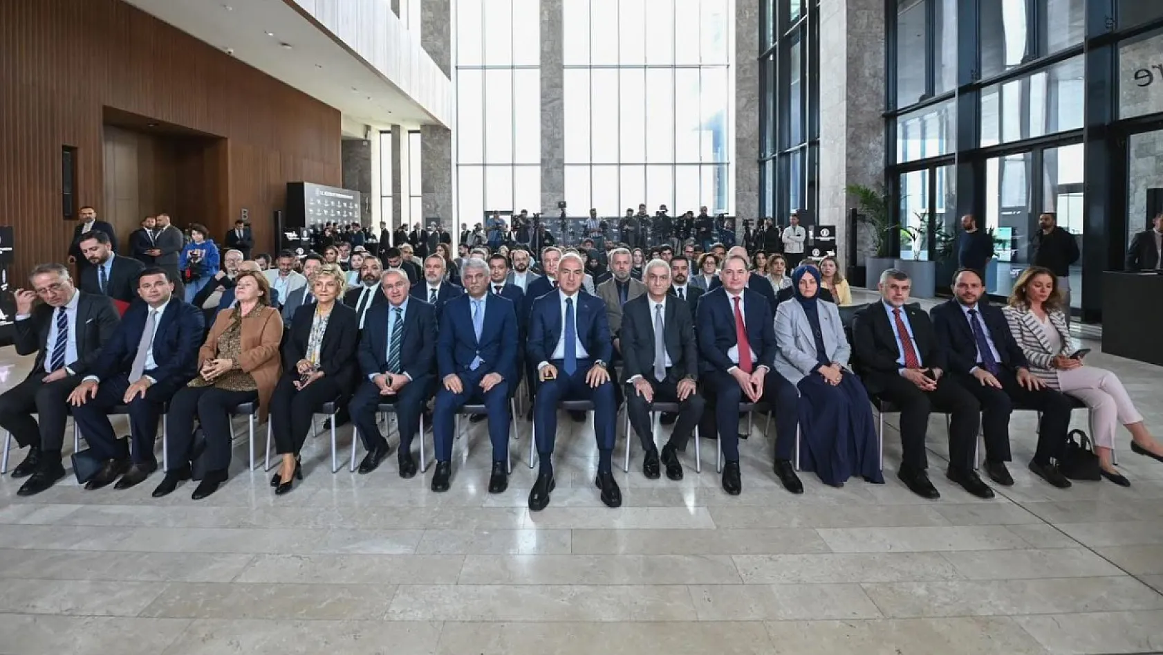 Bakan Ersoy: 2026'nın İlk Çeyreğinde Turizm Geliri 9,8 Milyar Dolar Oldu