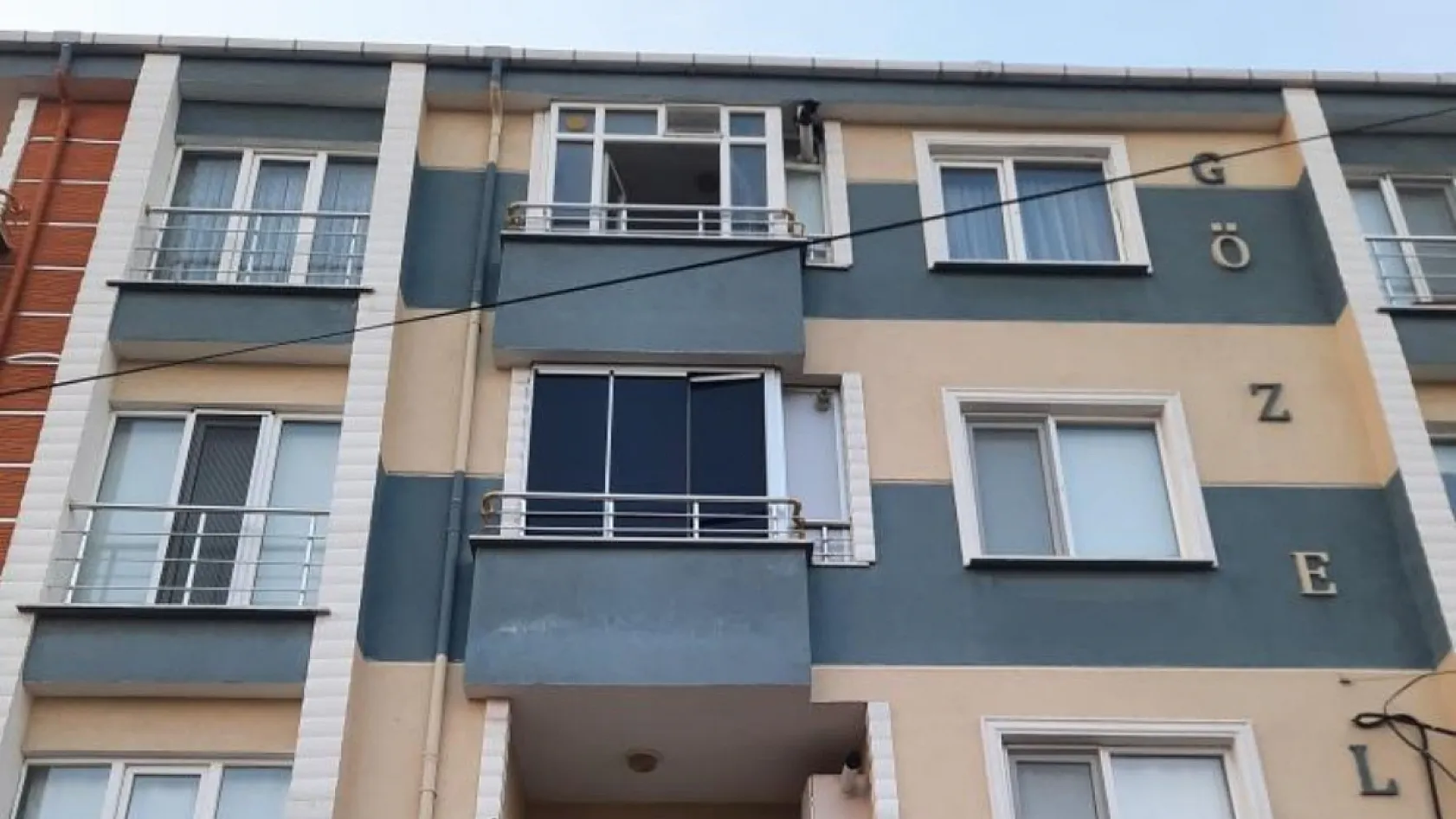 Balkondan uzanan yardım eli minik canı kurtardı