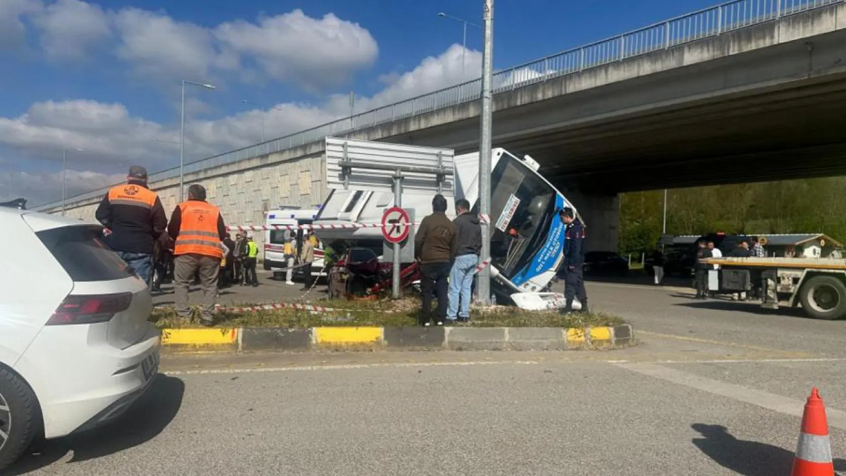 Bartın'da halk otobüsü otomobilin üzerine devrildi: 44 yaralı
