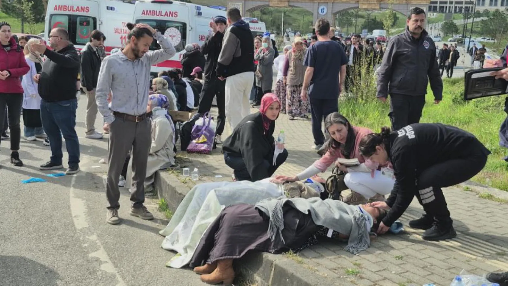 Bartın'da halk otobüsü otomobilin üzerine devrildi: 44 yaralı
