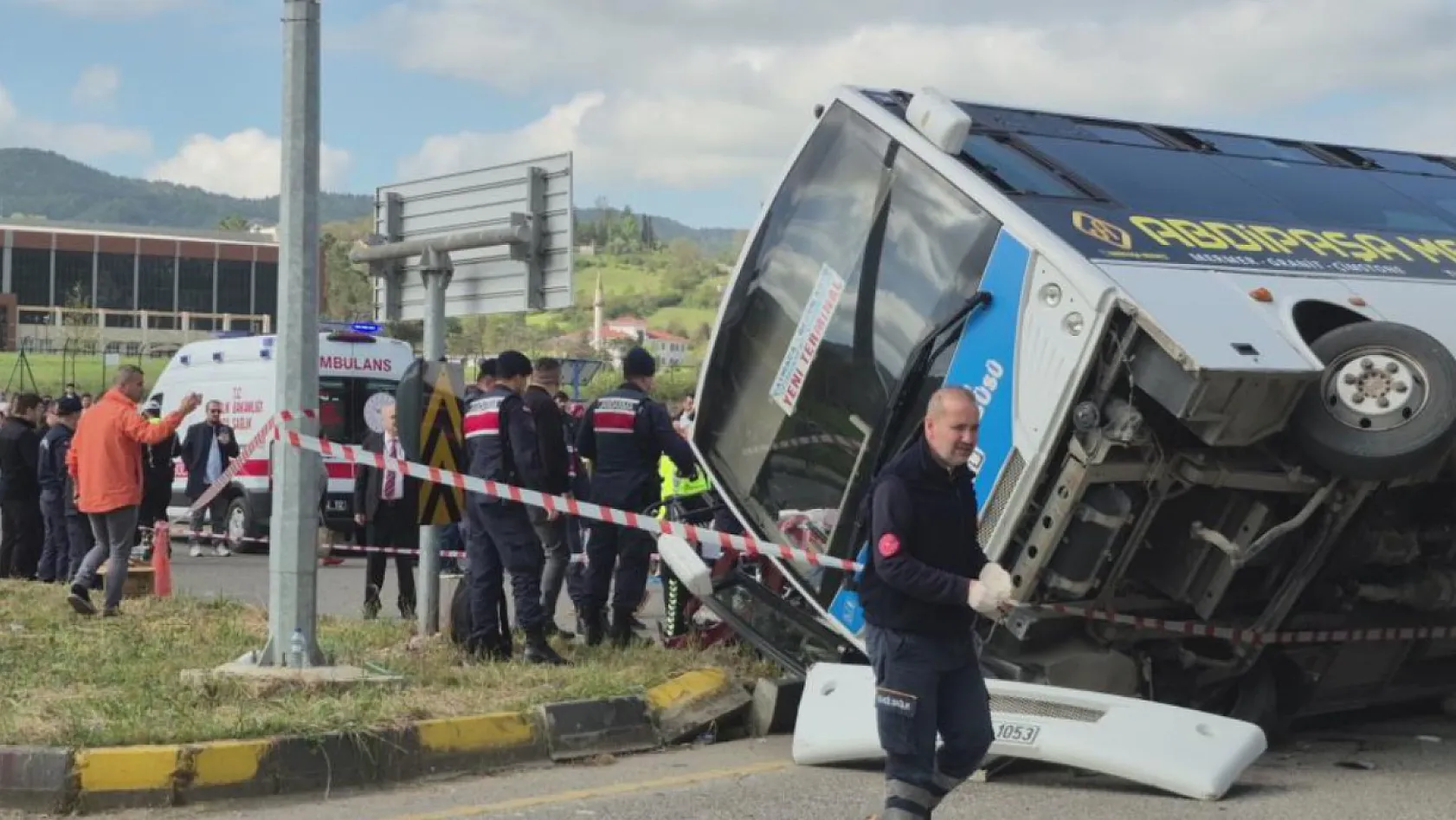 Bartın'da halk otobüsü otomobilin üzerine devrildi: 44 yaralı