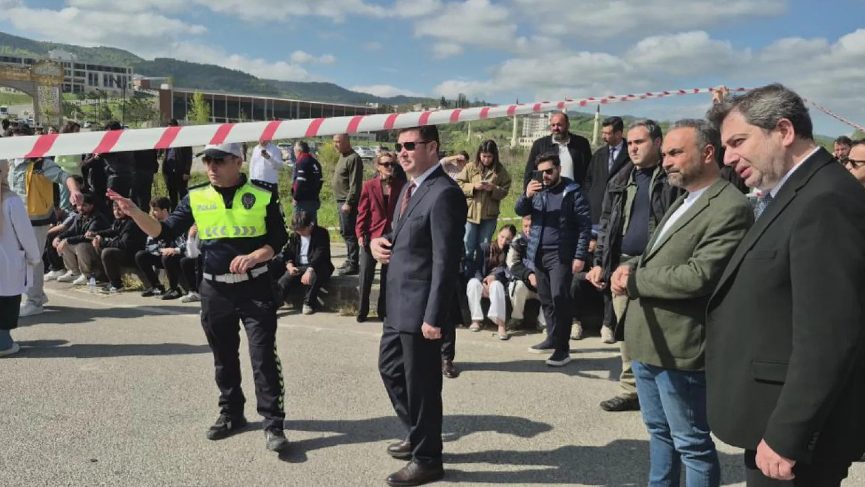 Bartın'da halk otobüsü otomobilin üzerine devrildi: 44 yaralı