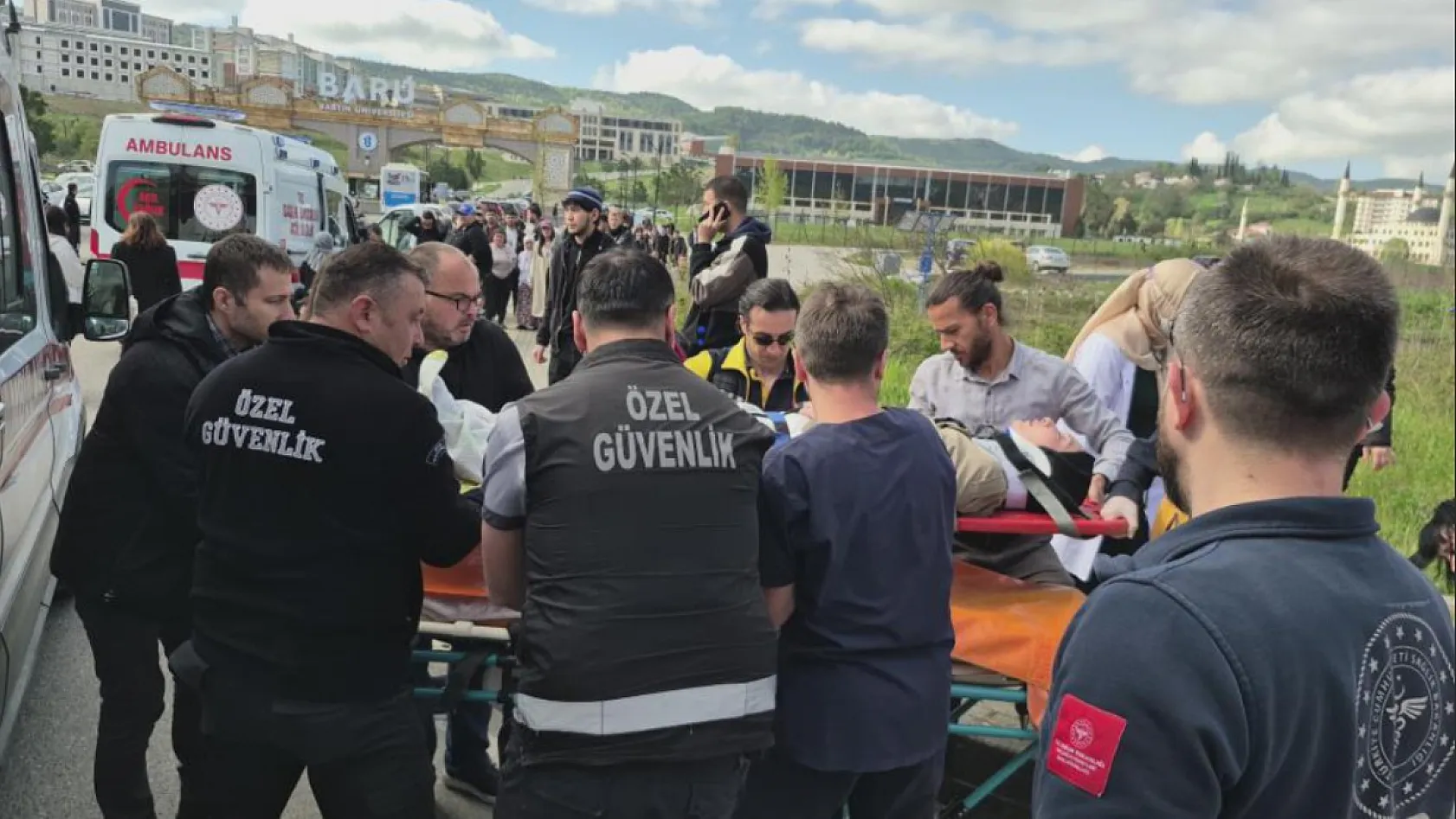 Bartın'da halk otobüsü otomobilin üzerine devrildi: 44 yaralı