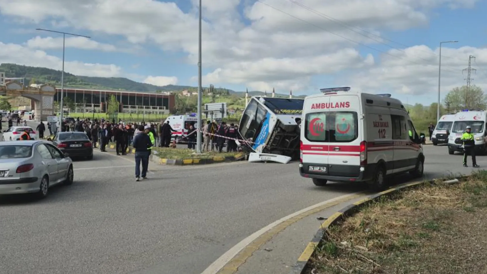 Bartın'da halk otobüsü otomobilin üzerine devrildi: 44 yaralı