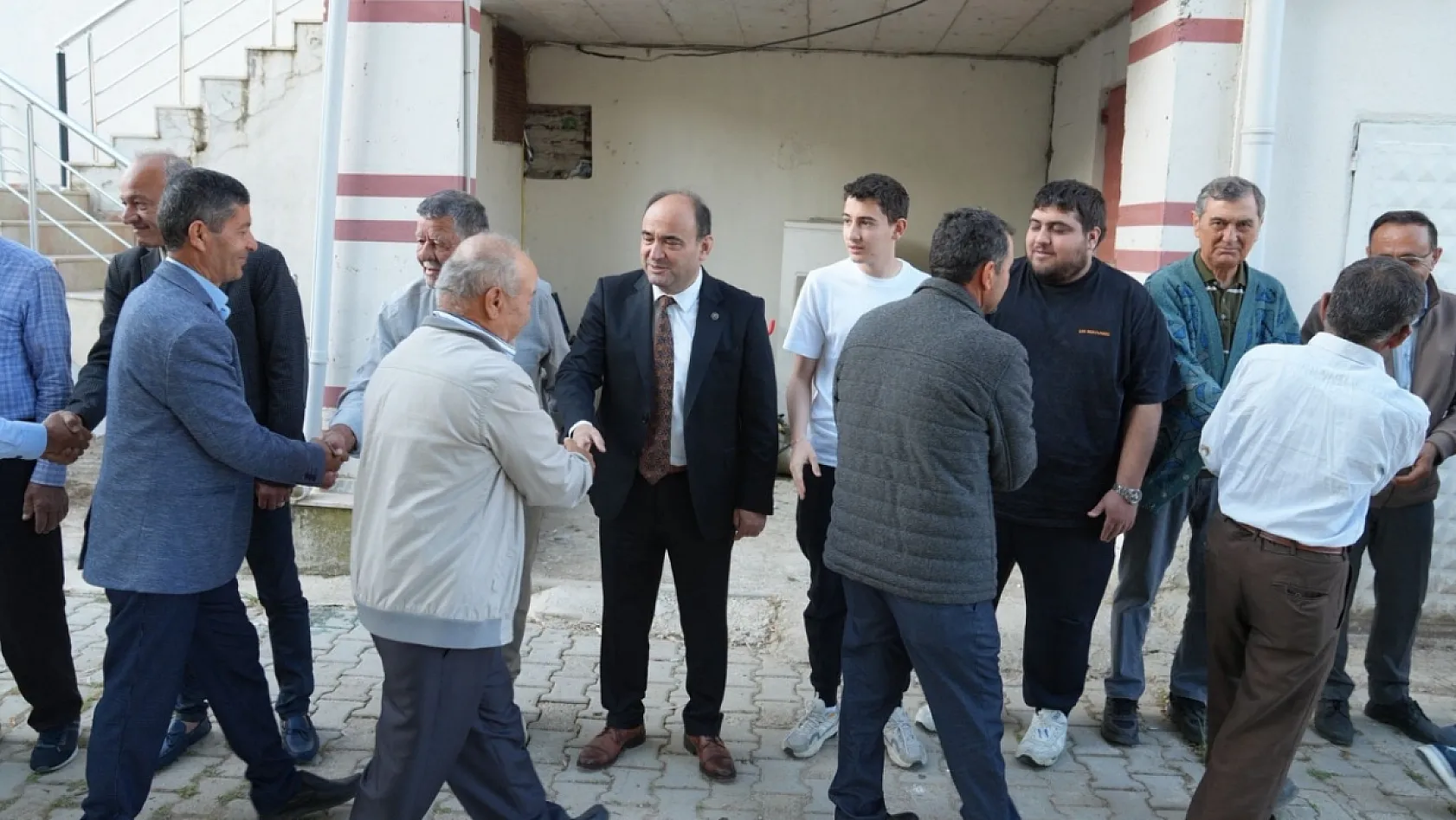 Başkan Akdenizli Bayram Namazını Alaçat Mahallesi'nde Kıldı