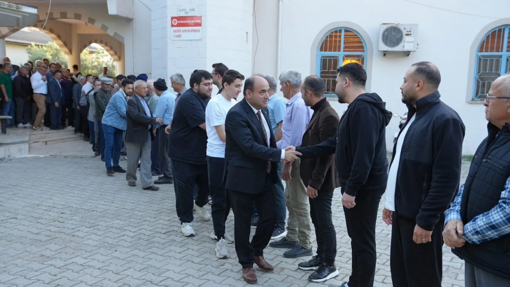 Başkan Akdenizli Bayram Namazını Alaçat Mahallesi'nde Kıldı