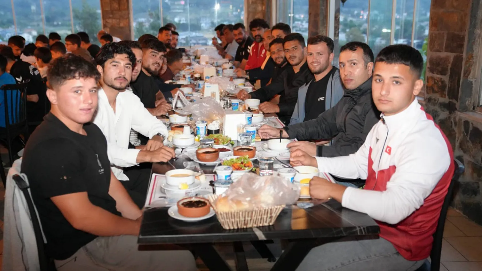 Başkan Akdenizli Güreşçilerle Bir Araya Geldi