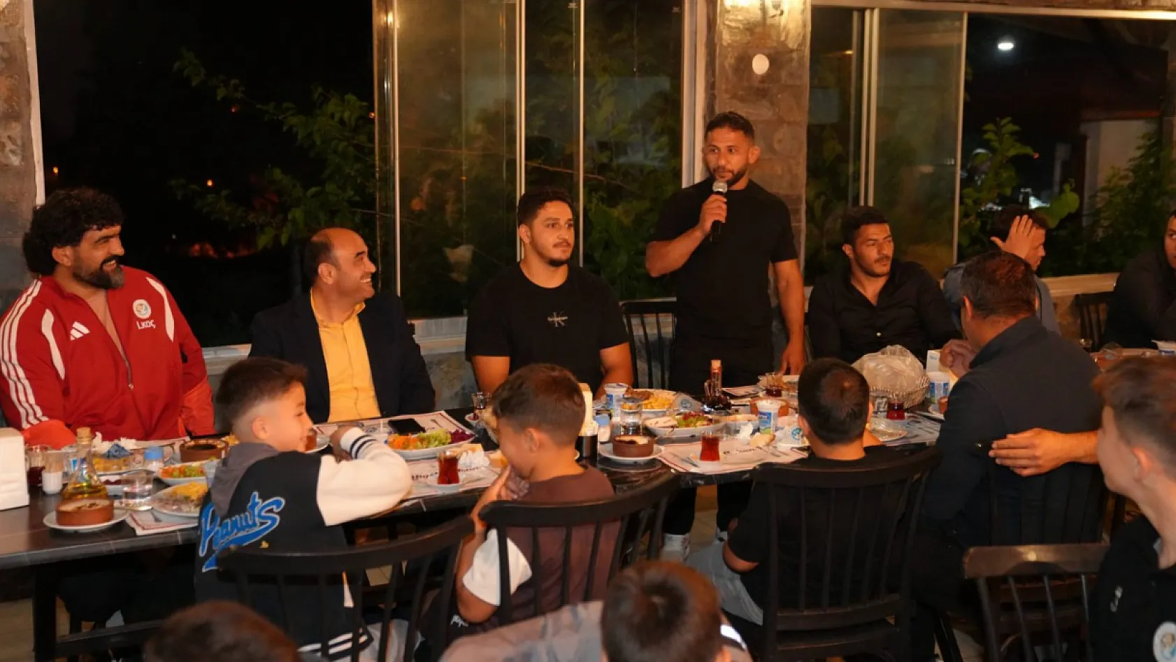 Başkan Akdenizli Güreşçilerle Bir Araya Geldi