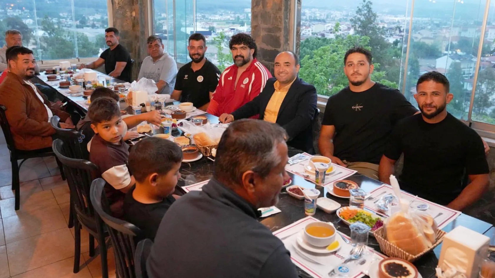 Başkan Akdenizli Güreşçilerle Bir Araya Geldi
