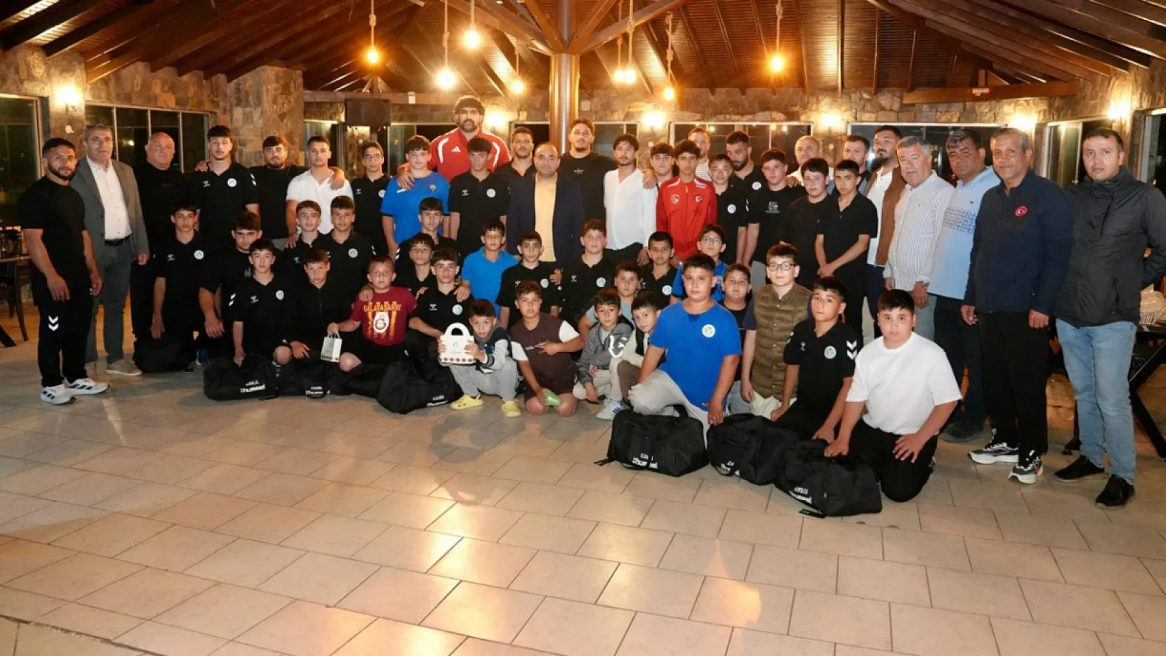 Başkan Akdenizli Güreşçilerle Bir Araya Geldi