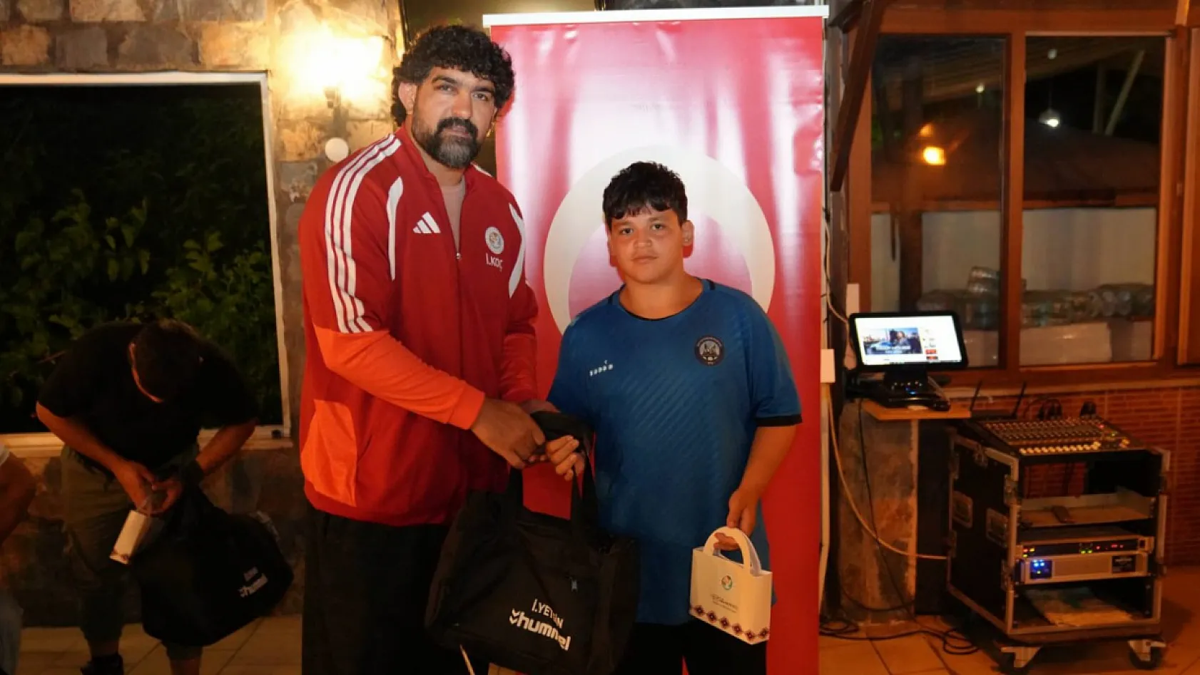 Başkan Akdenizli Güreşçilerle Bir Araya Geldi