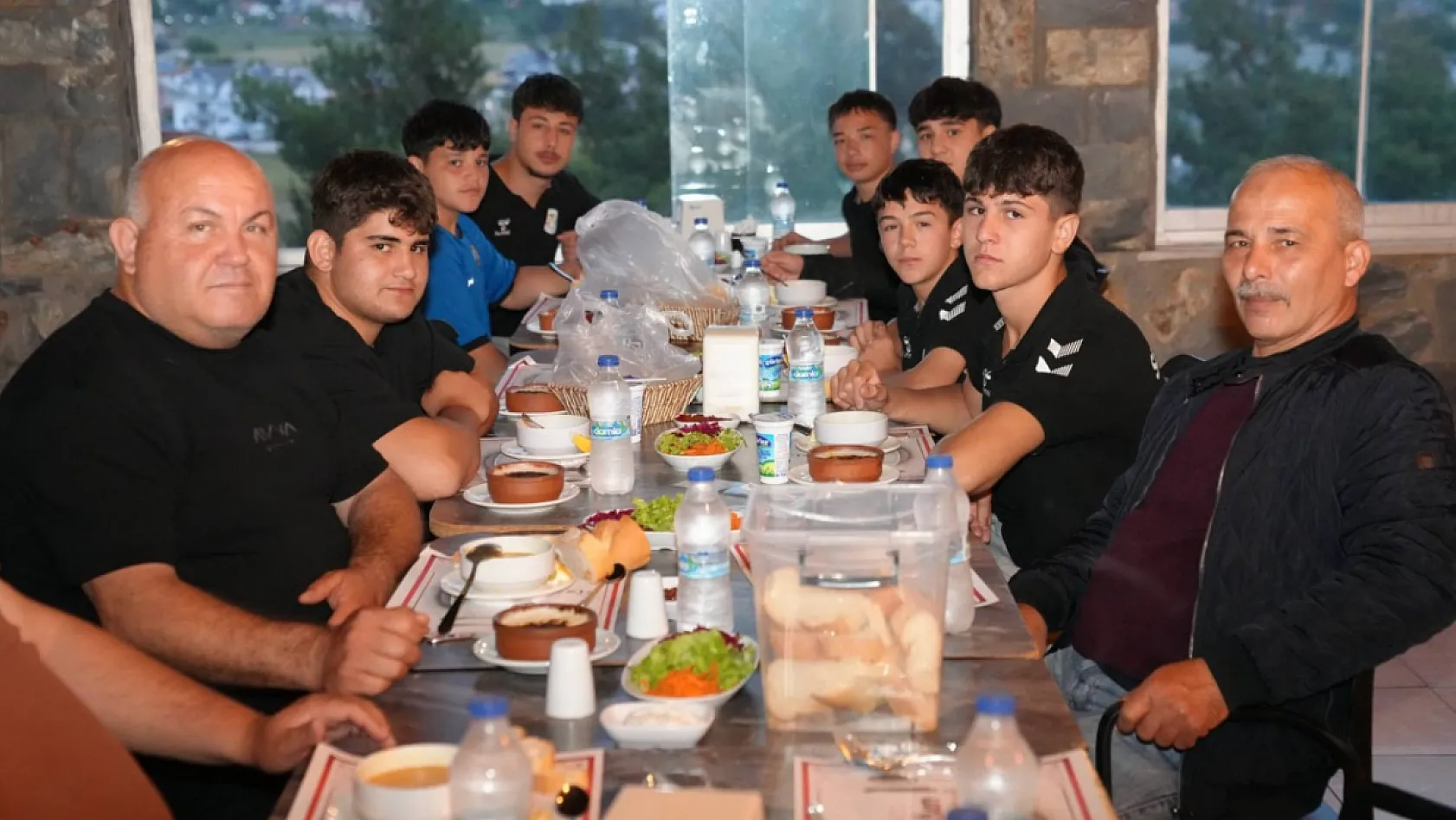Başkan Akdenizli Güreşçilerle Bir Araya Geldi