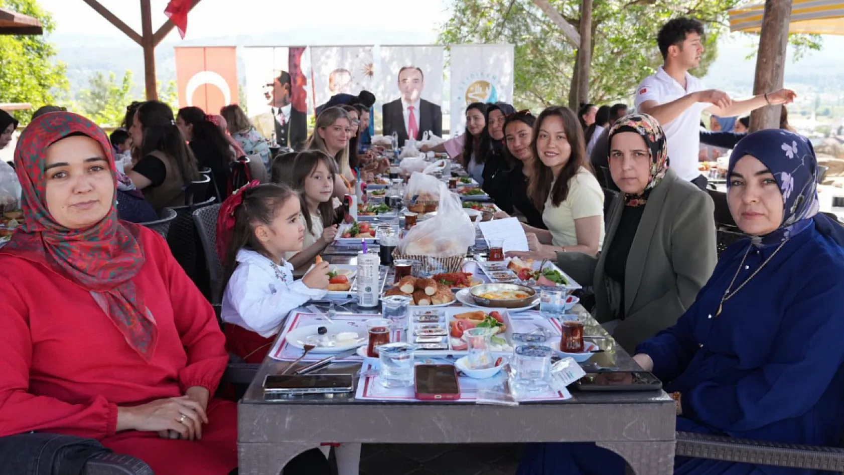 Başkan Akdenizli, Kadın Personelin Anneler Günü'nü Kutladı