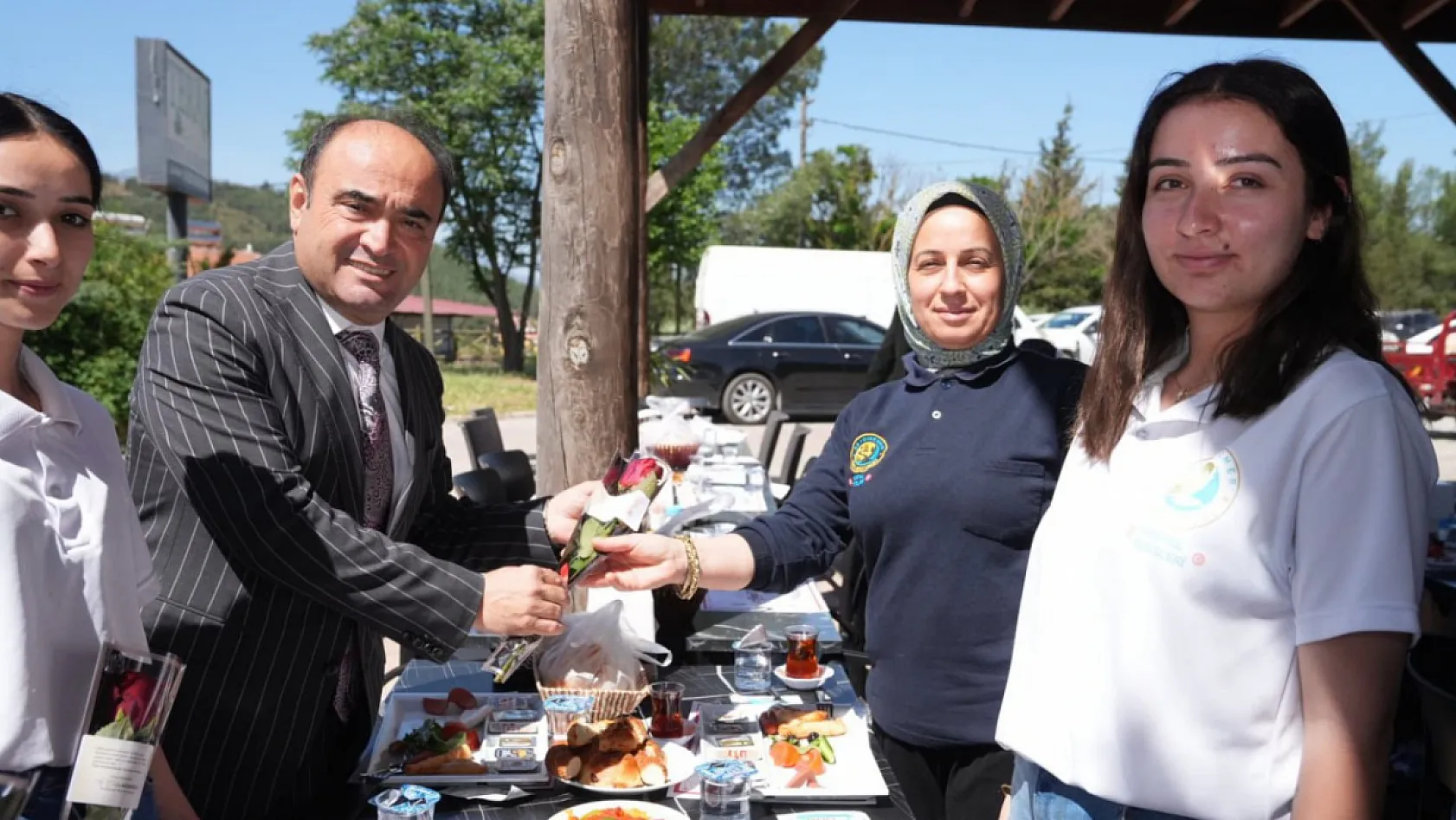 Başkan Akdenizli, Kadın Personelin Anneler Günü'nü Kutladı