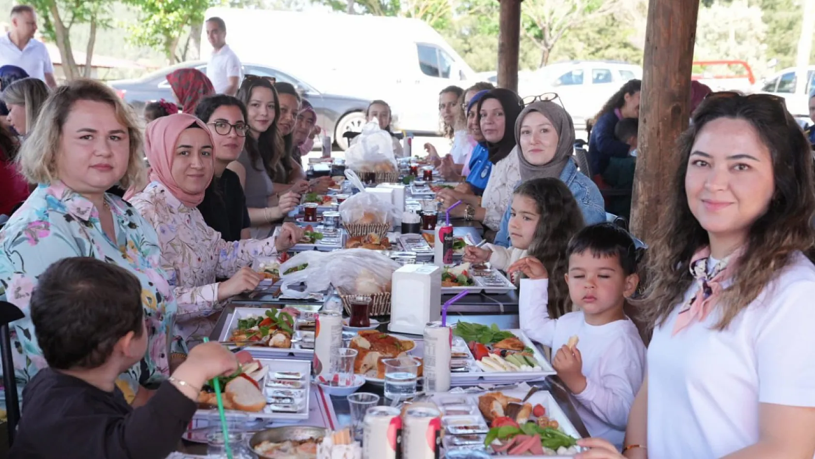 Başkan Akdenizli, Kadın Personelin Anneler Günü'nü Kutladı