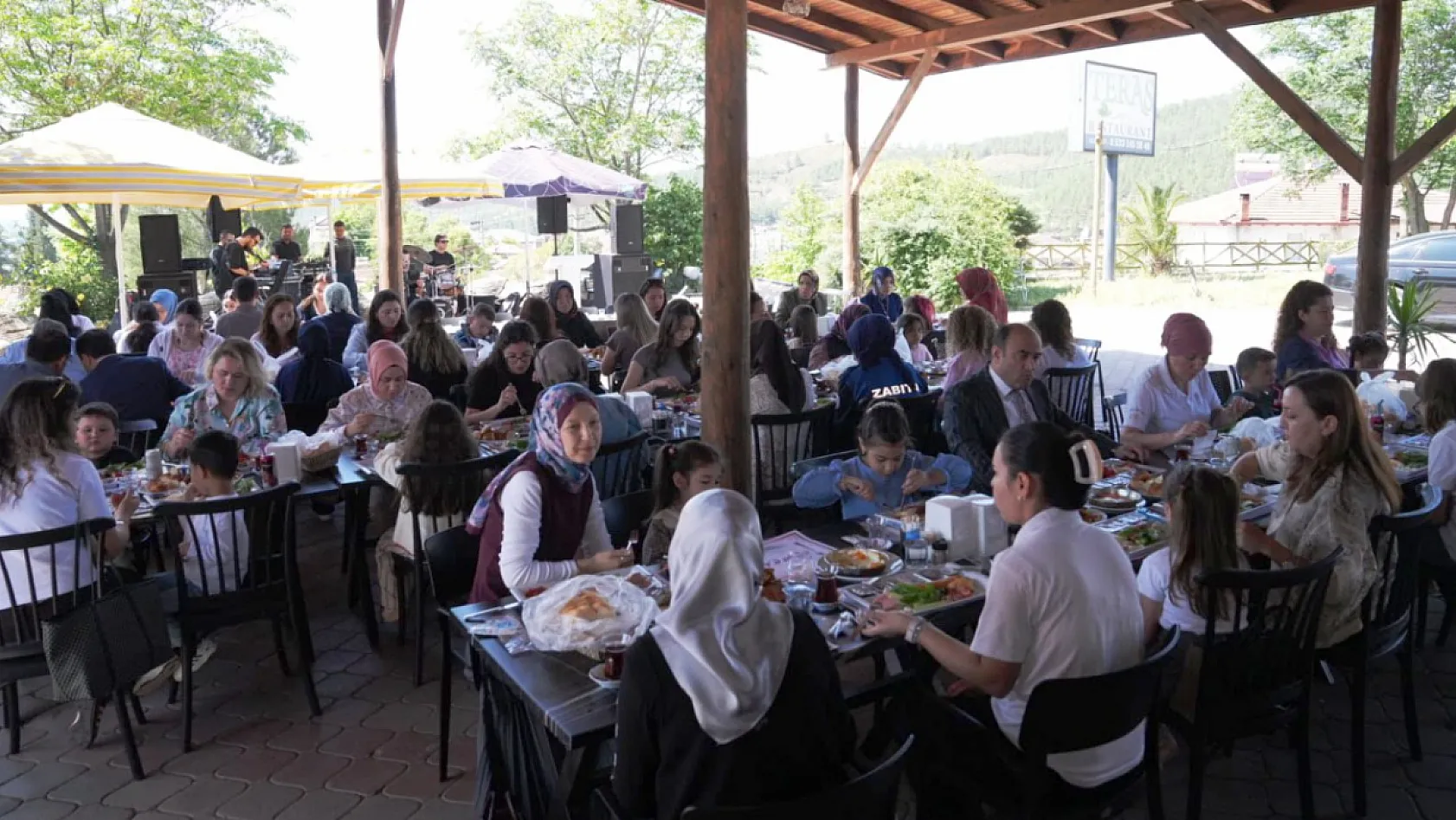 Başkan Akdenizli, Kadın Personelin Anneler Günü'nü Kutladı
