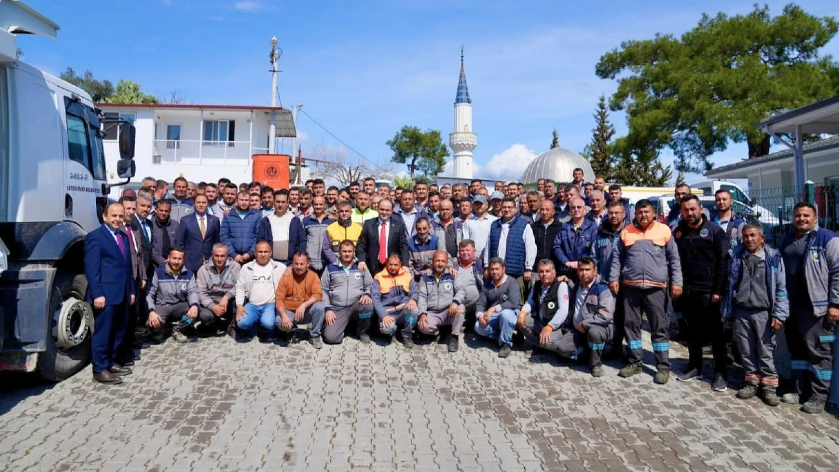 Başkan Akdenizli Personeliyle Bayram Sevincini Paylaştı