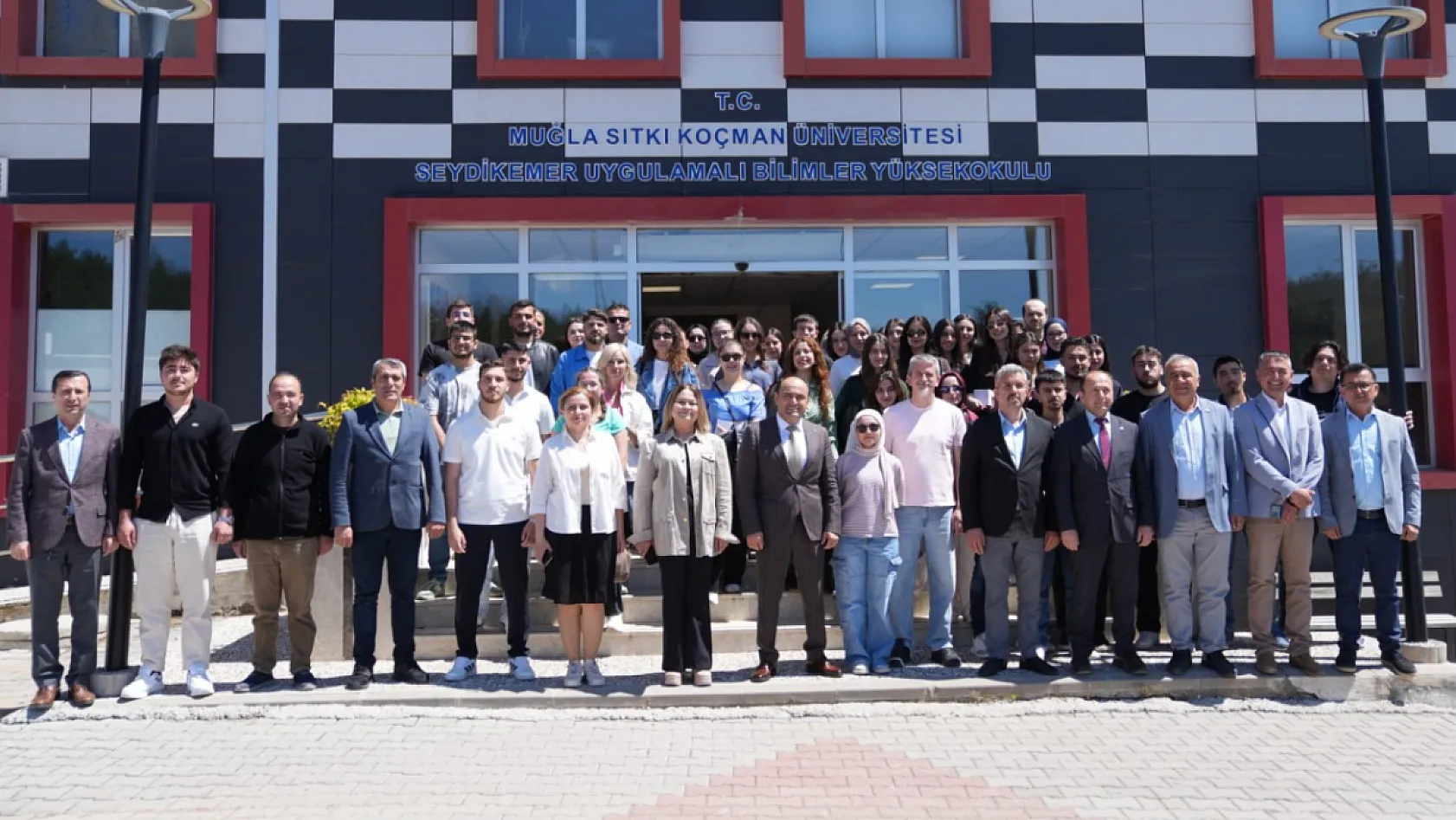 Başkan Akdenizli Üniversiteli Gençlerle Buluştu