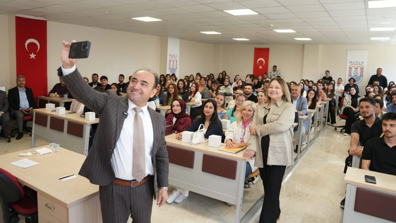 Başkan Akdenizli Üniversiteli Gençlerle Buluştu