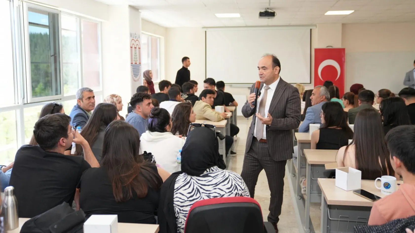Başkan Akdenizli Üniversiteli Gençlerle Buluştu