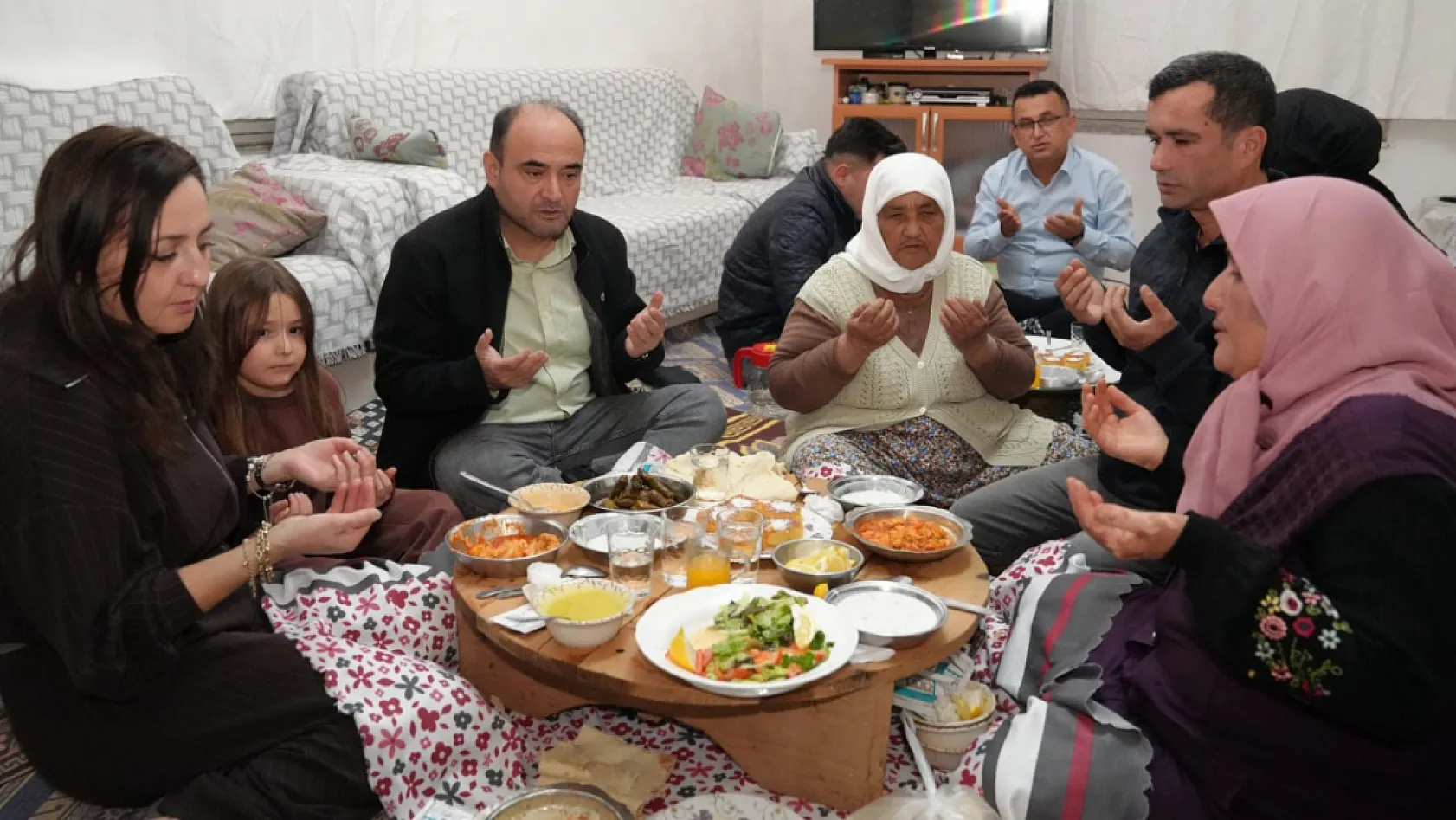 Başkan Akdenizli'den Personeline Anlamlı İftar Ziyareti