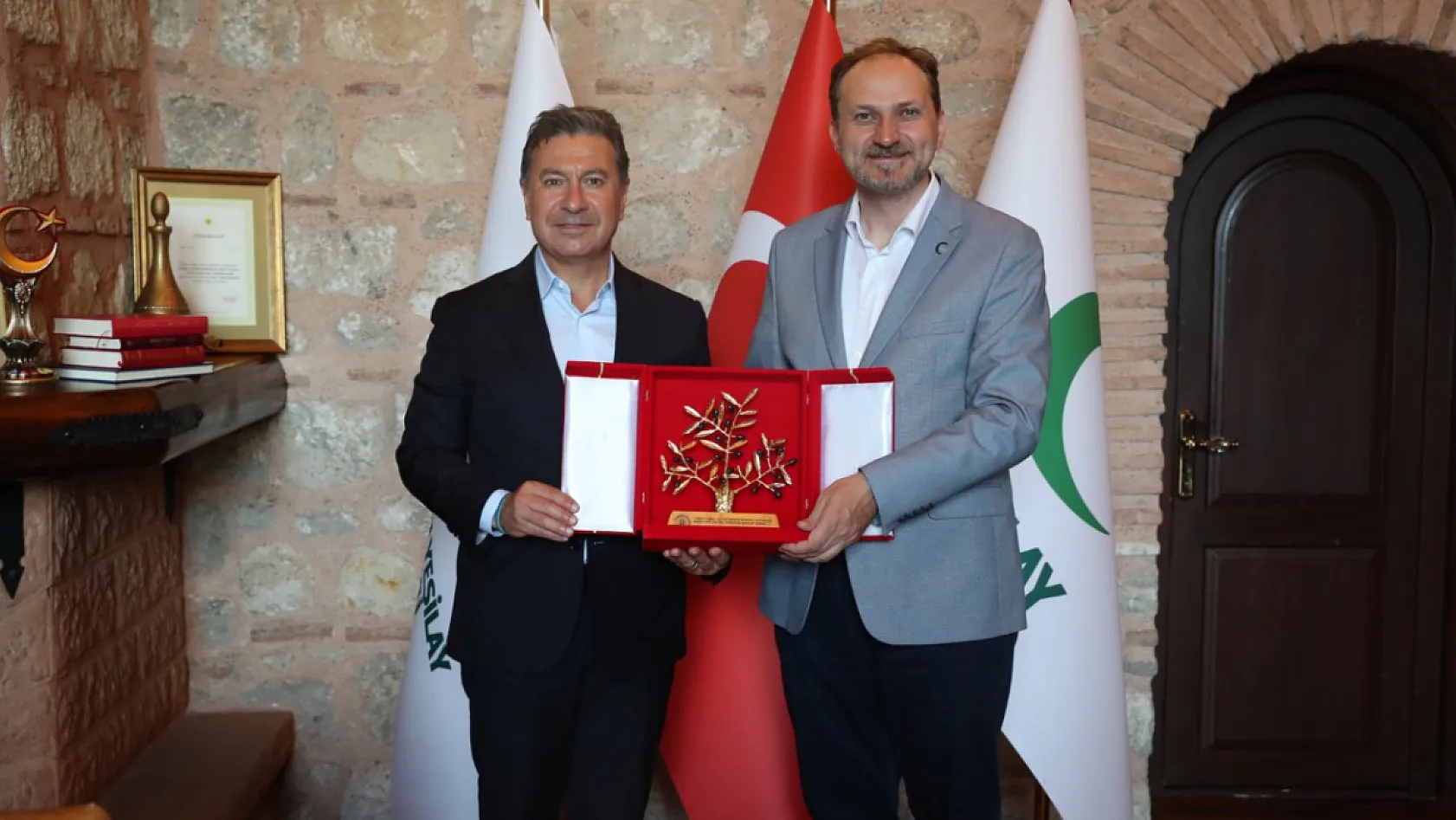 Başkan Aras'tan Bağımlılıkla Mücadelede Yeşilay'a Tam Destek