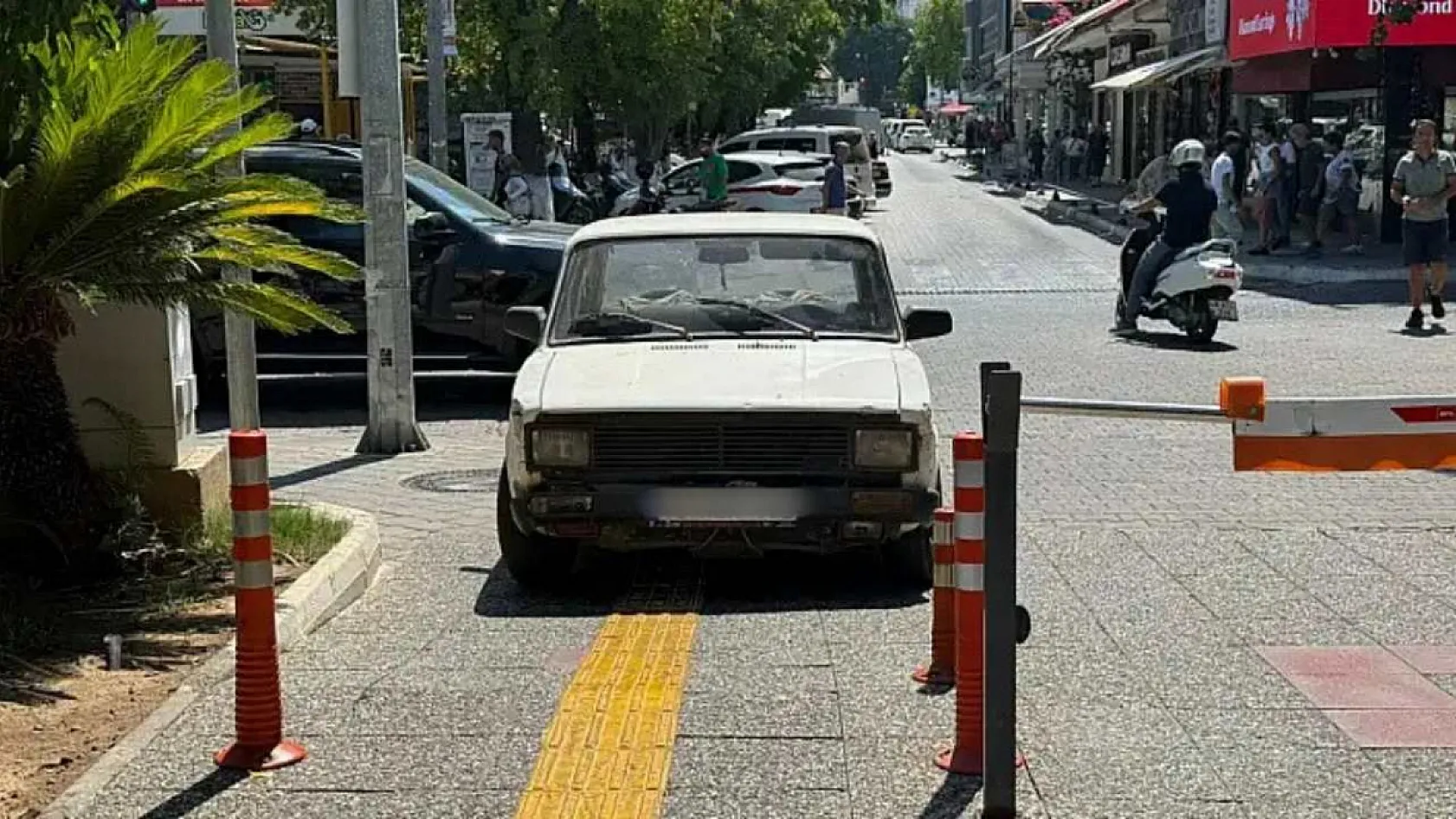 Fethiye'de Dikkat Çeken Hatalı Park