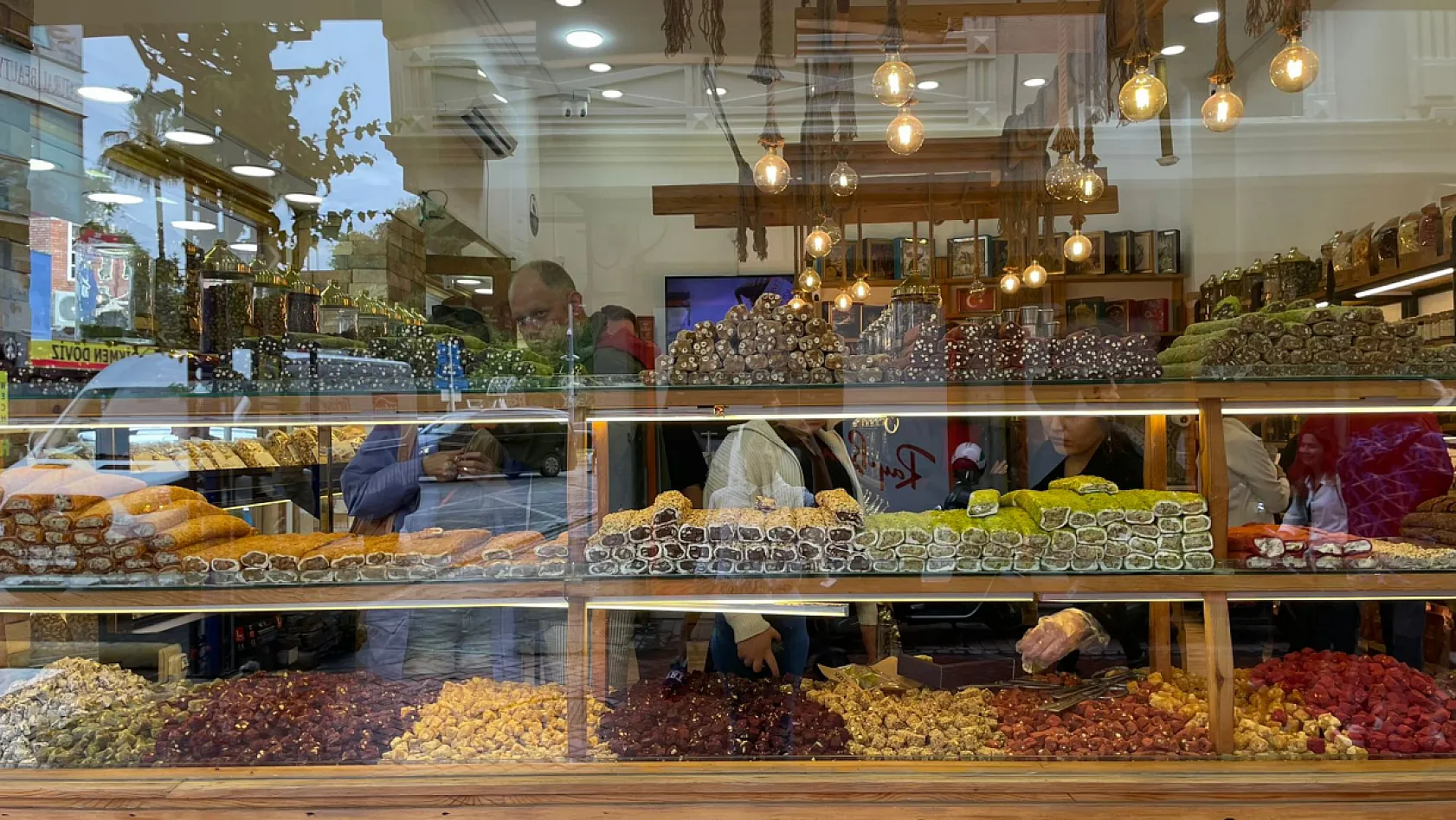 Bayram öncesi tatlı hareketlilik artıyor: Fethiye Servet Şekerleme'de çikolata ve lokum yoğunluğu