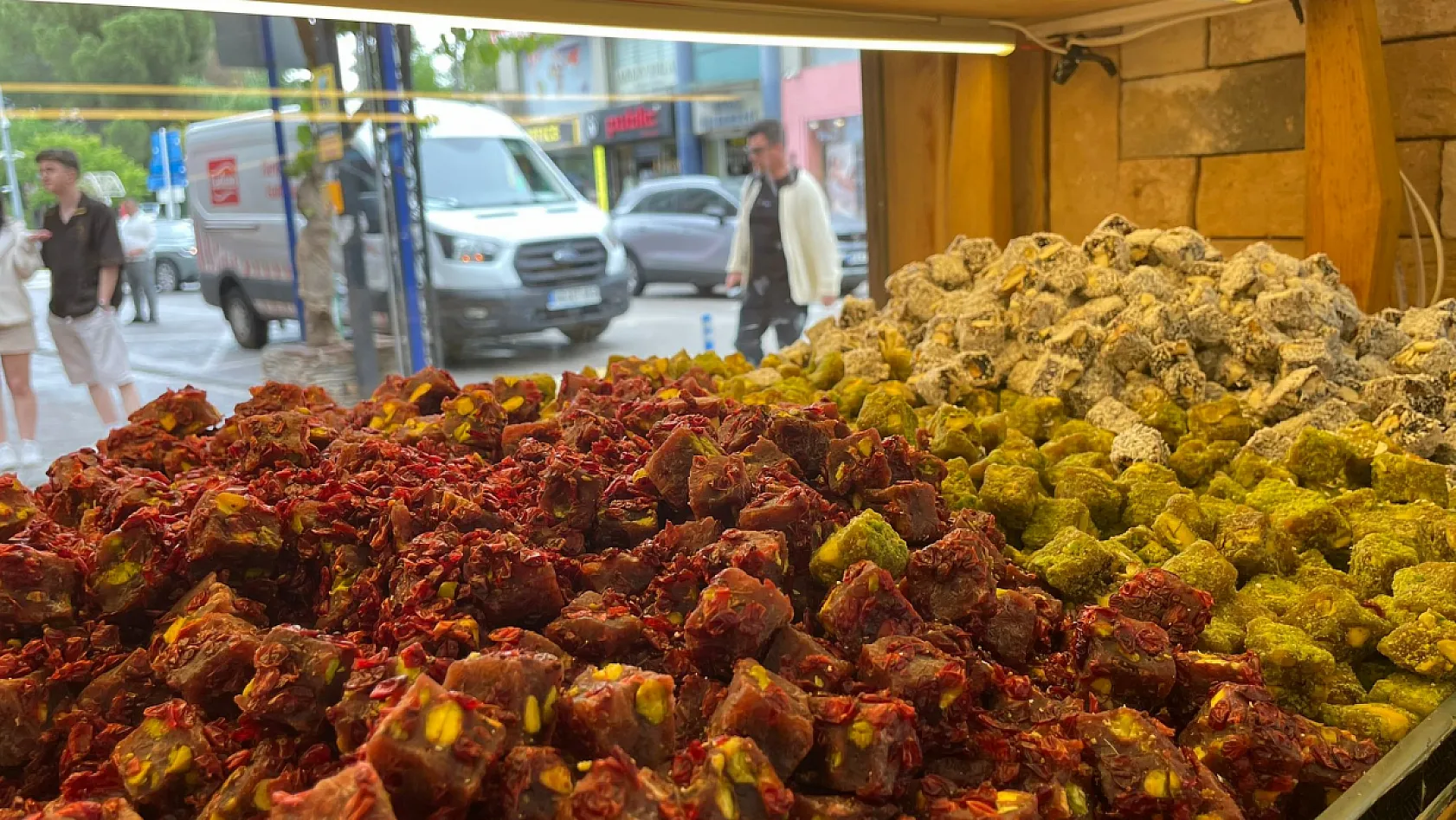 Bayram öncesi tatlı hareketlilik artıyor: Fethiye Servet Şekerleme'de çikolata ve lokum yoğunluğu