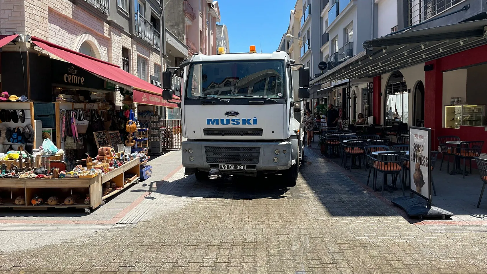 Bayramda da sahadalar: MUSKİ ekipleri Dispanser Sokak'ta arızaya müdahale etti