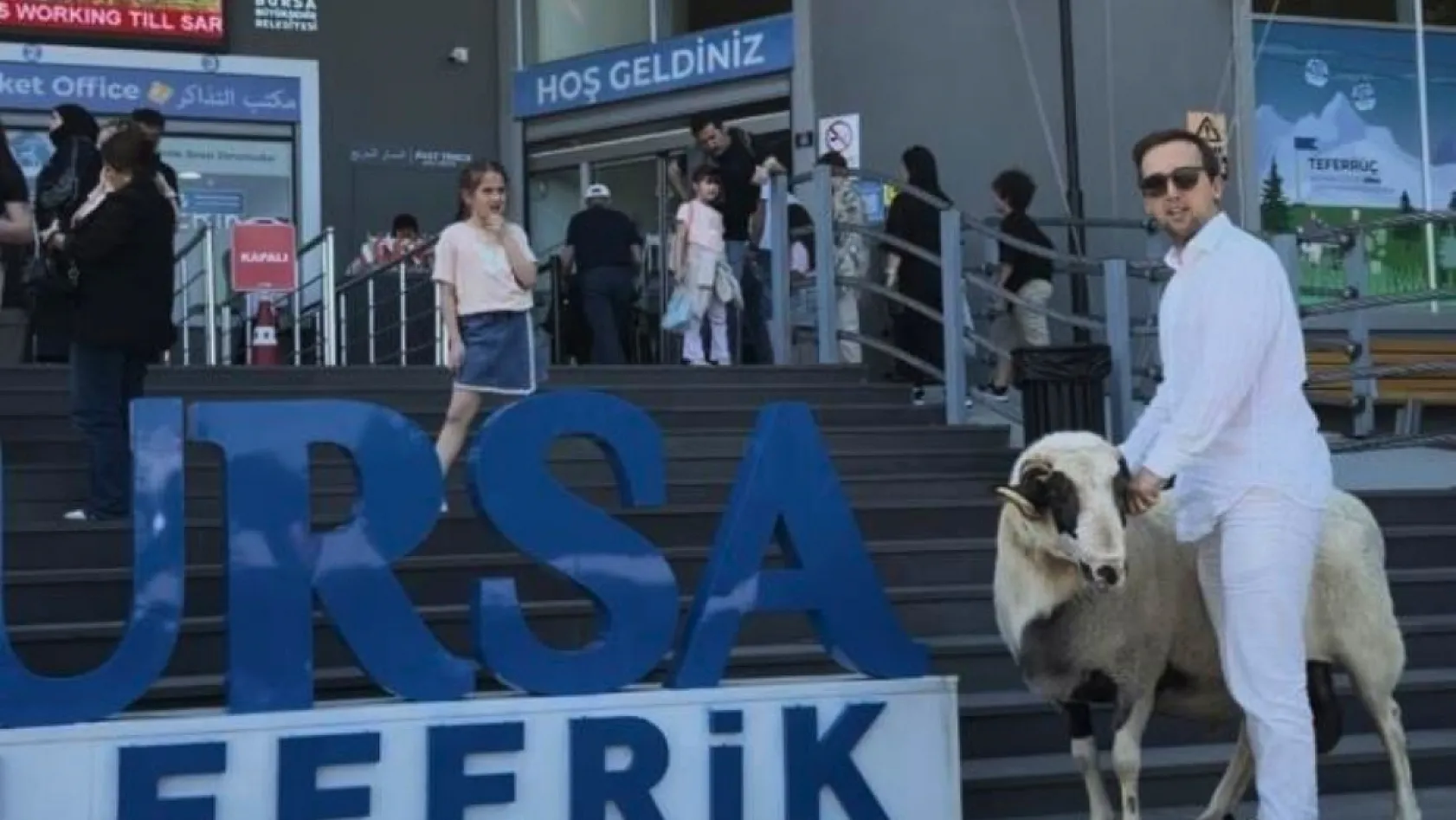 Bayramda keseceği koçla teleferik keyfi yaptı
