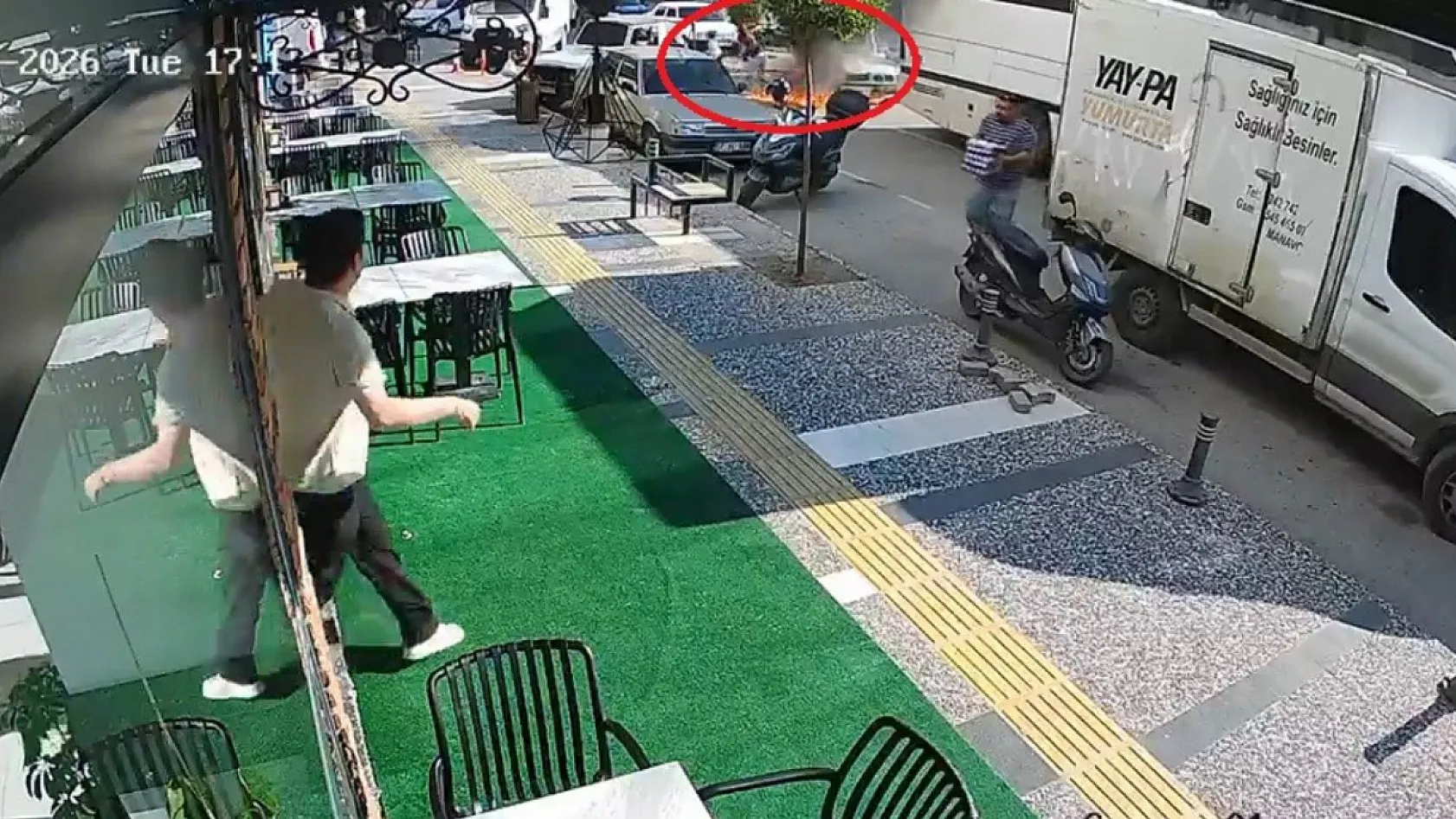 Bir anda patlayıp alev topuna dönen araçtan atlayıp canlarını zor kurtardılar