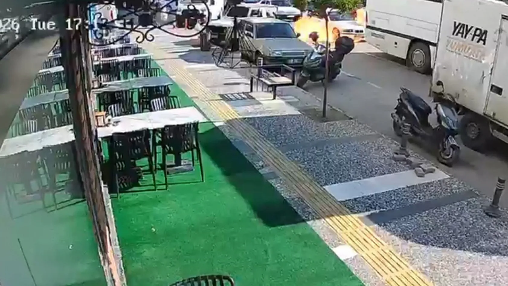 Bir anda patlayıp alev topuna dönen araçtan atlayıp canlarını zor kurtardılar