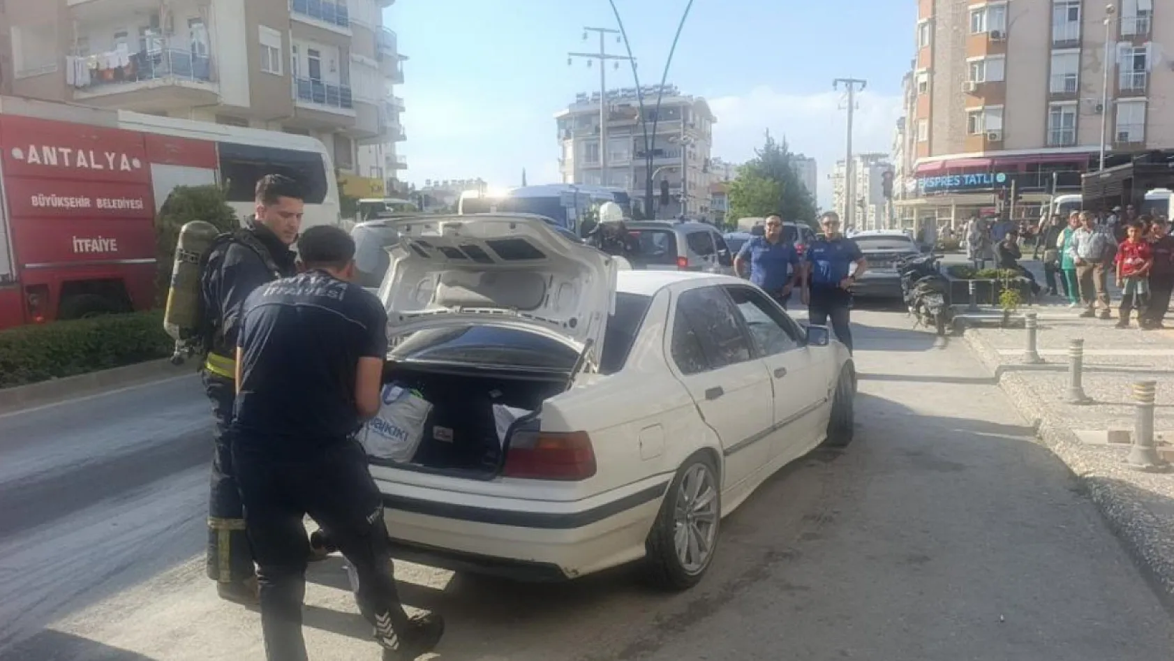 Bir anda patlayıp alev topuna dönen araçtan atlayıp canlarını zor kurtardılar