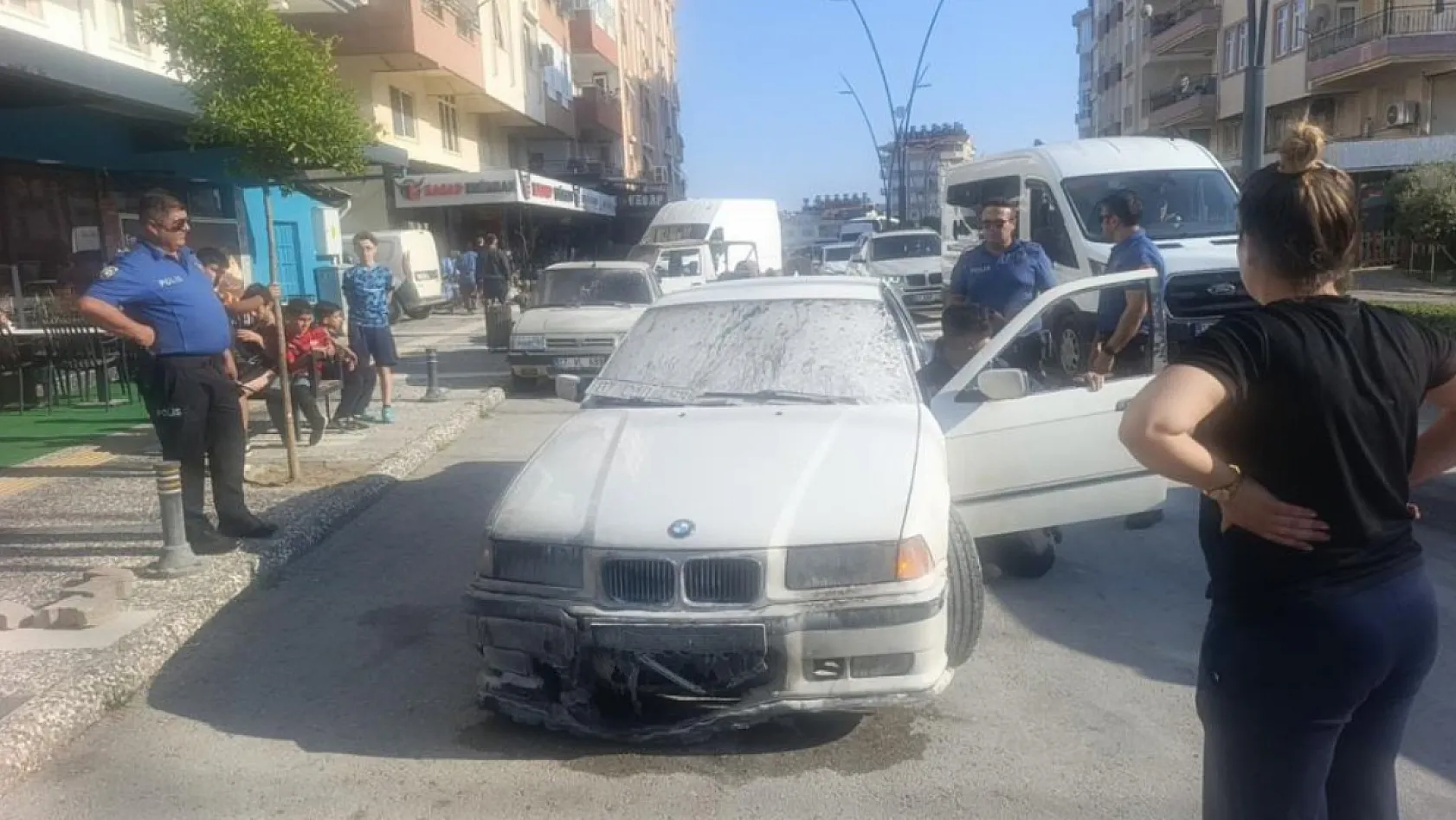 Bir anda patlayıp alev topuna dönen araçtan atlayıp canlarını zor kurtardılar