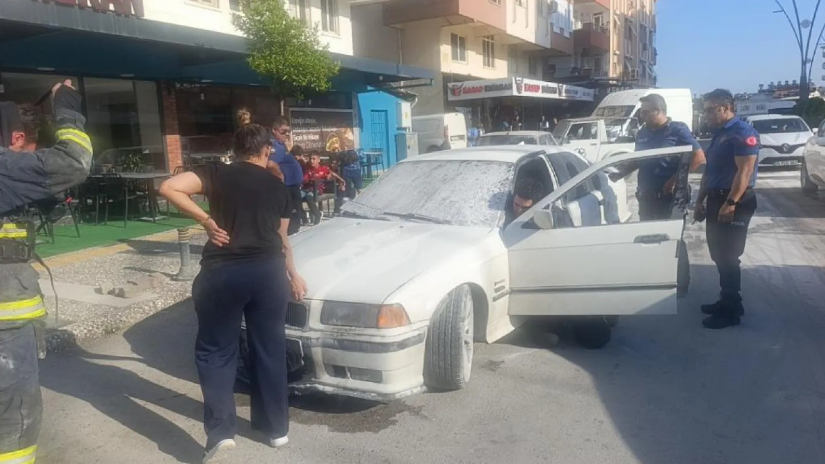 Bir anda patlayıp alev topuna dönen araçtan atlayıp canlarını zor kurtardılar