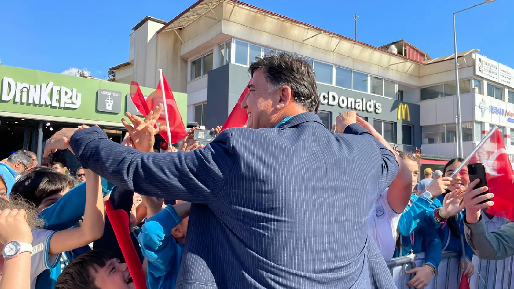 Bisiklet Turu Fethiye Etabında Çocuklardan Başkan Karaca'ya Yoğun İlgi