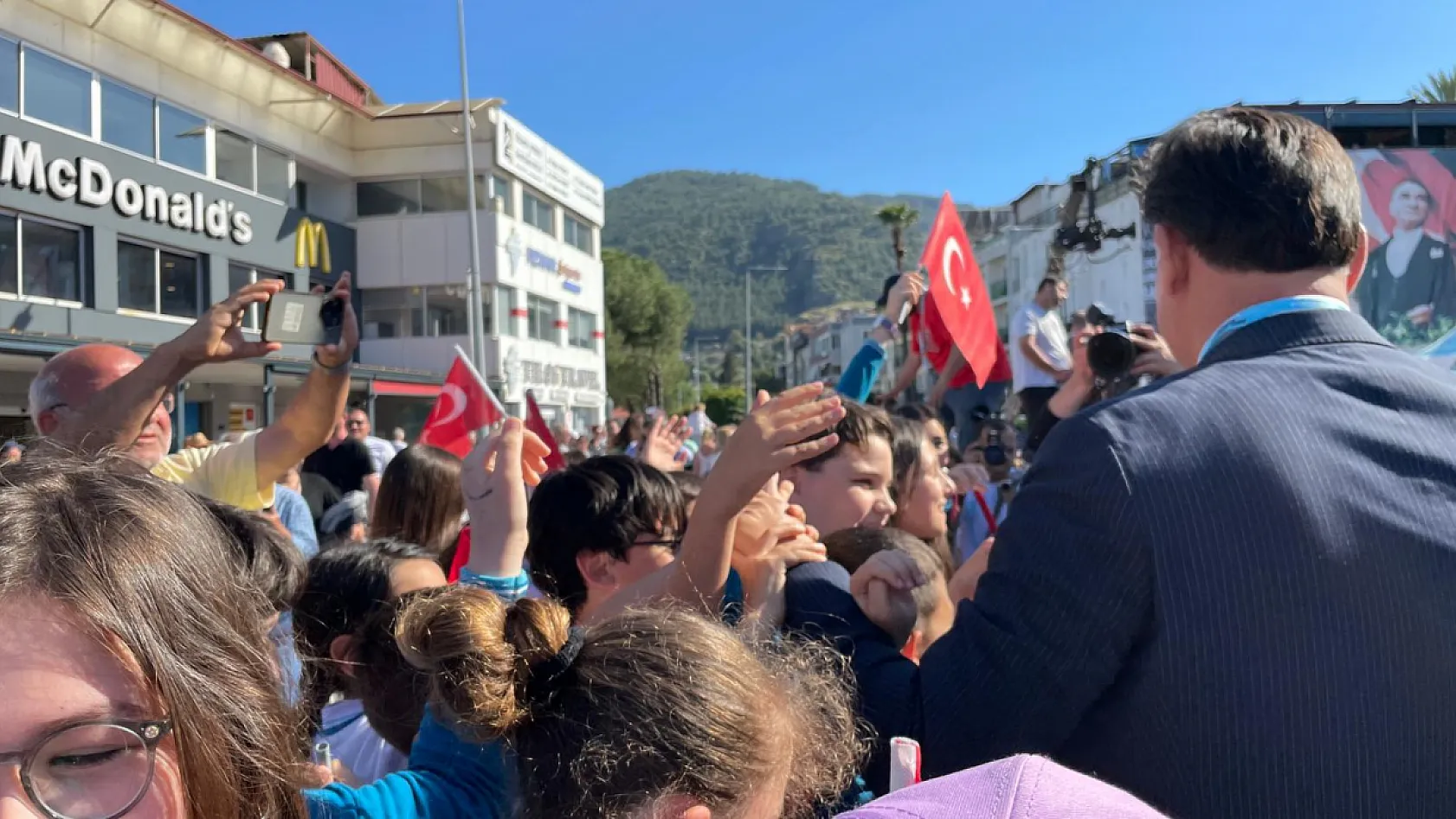 Bisiklet Turu Fethiye Etabında Çocuklardan Başkan Karaca'ya Yoğun İlgi