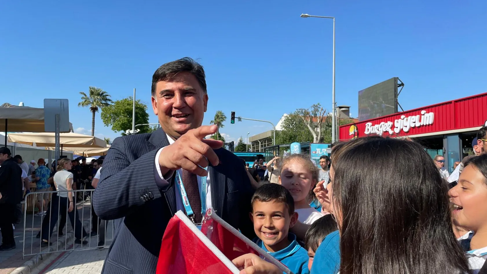 Bisiklet Turu Fethiye Etabında Çocuklardan Başkan Karaca'ya Yoğun İlgi