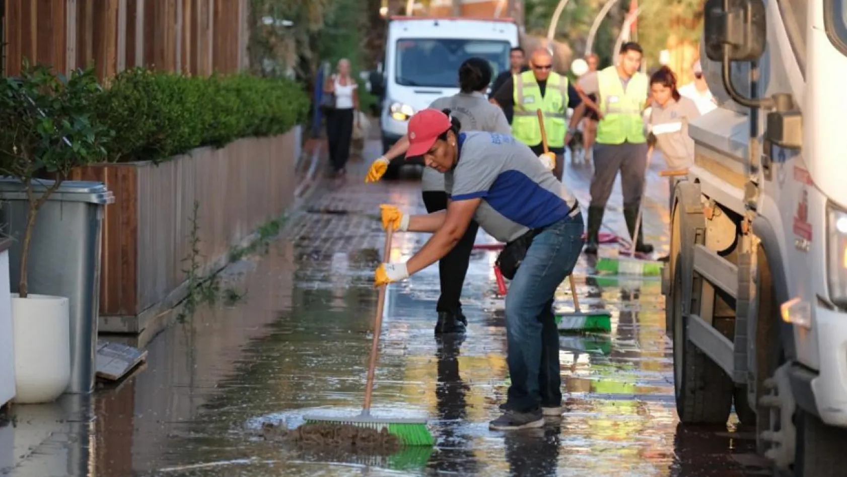Bodrum Belediyesi Bitez Yalısı'nda Kapsamlı Temizlik Çalışması Gerçekleştirdi