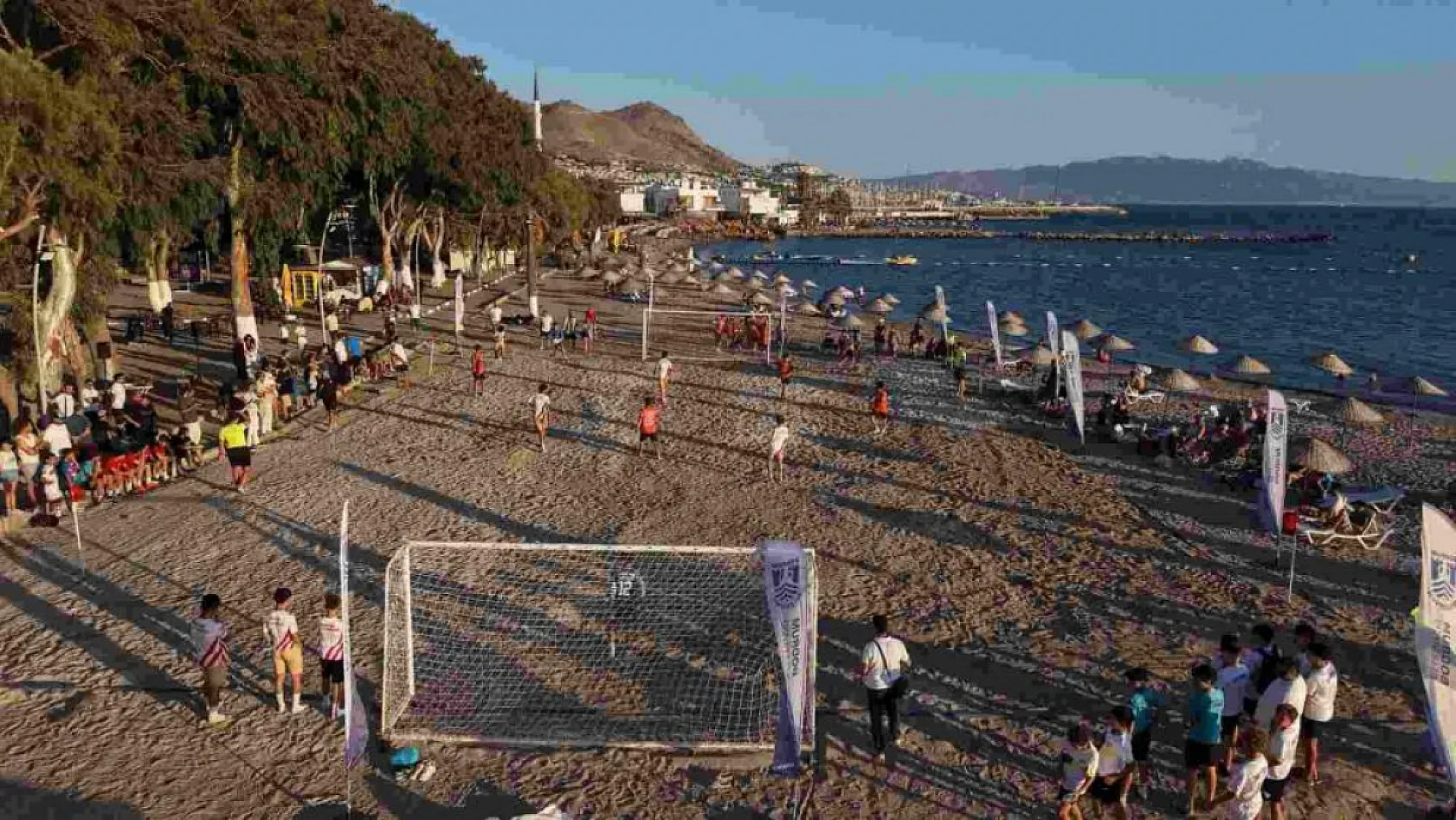 Bodrum'da 1. Günbatımı Çocuk Plaj Futbol Şenliği başladı
