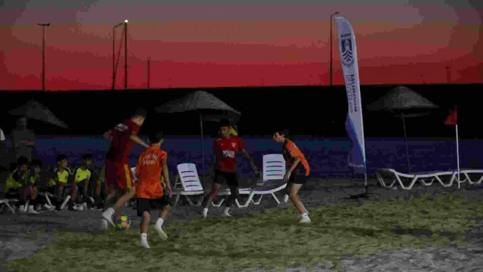Bodrum'da 1. Günbatımı Çocuk Plaj Futbol Şenliği başladı
