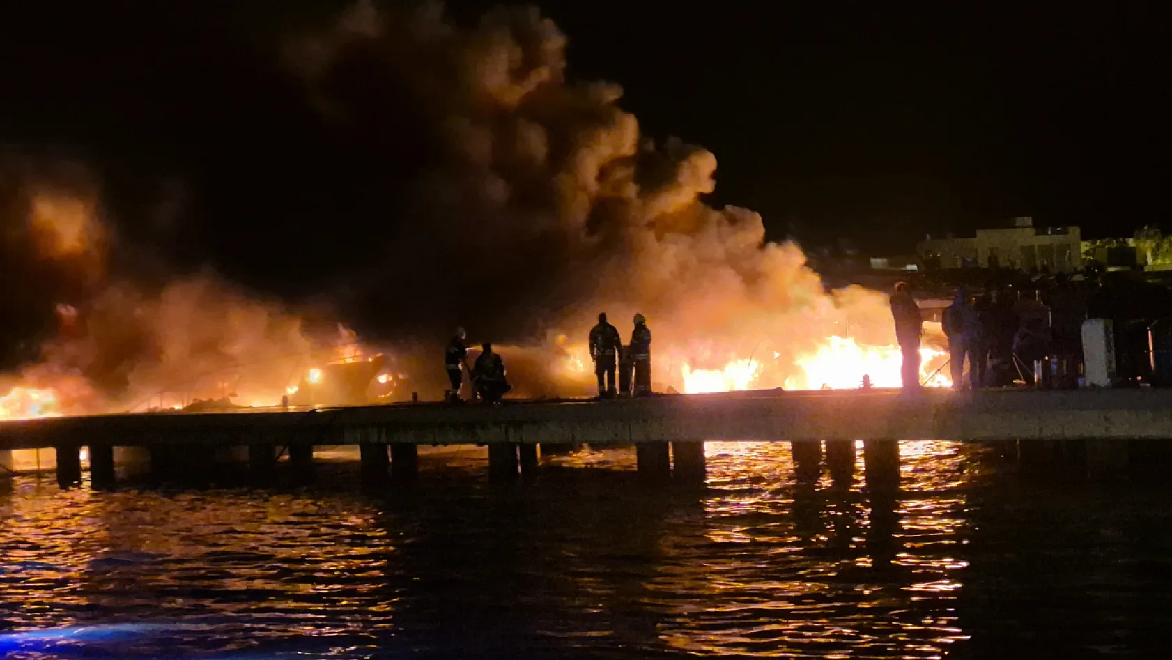 Bodrum'da 7 motoryat yanarak battı