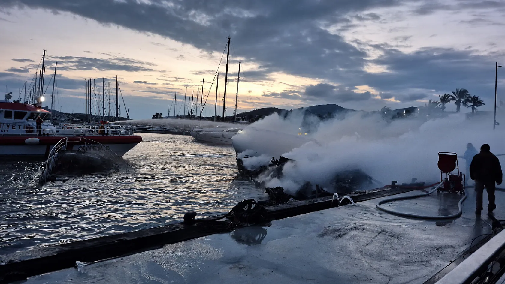 Bodrum'da 7 motoryat yanarak battı